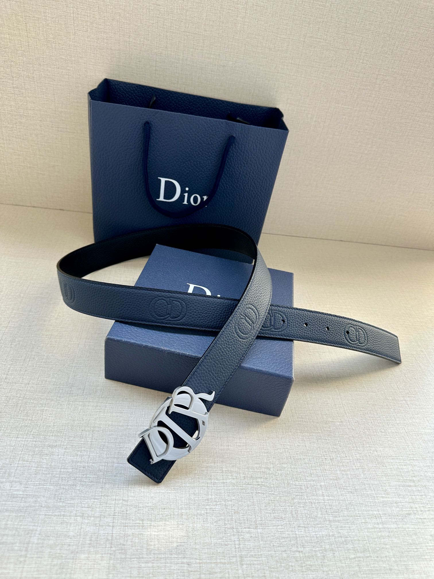 Dior 原單男士皮革皮帶 經典 Dior 字母扣款式| 10 Dior 原單男士皮革皮帶 經典 Dior 字母扣款式