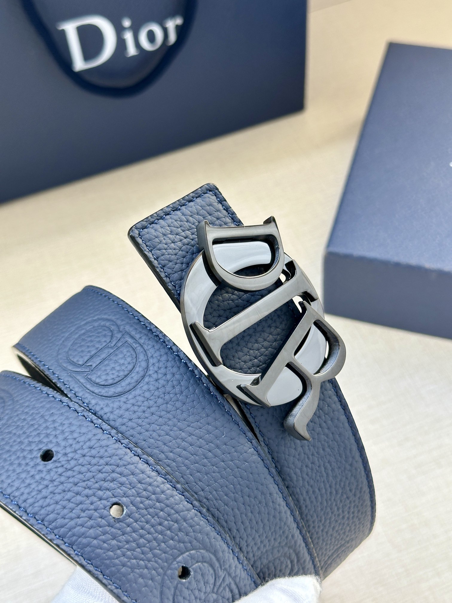 Dior 原單男士皮革皮帶 經典 Dior 字母扣款式| 9 Dior 原單男士皮革皮帶 經典 Dior 字母扣款式