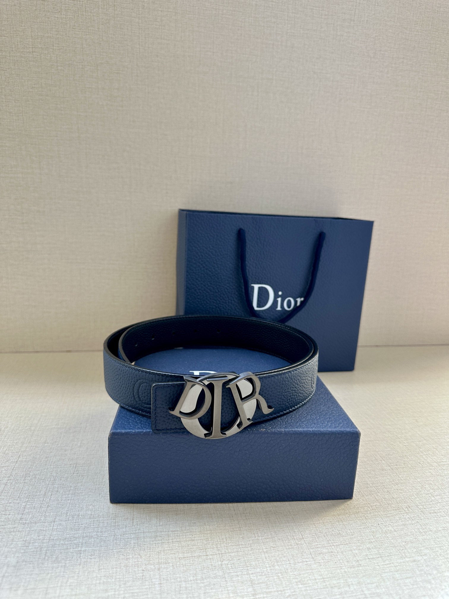 Dior 原單男士皮革皮帶 經典 Dior 字母扣款式| 8 Dior 原單男士皮革皮帶 經典 Dior 字母扣款式