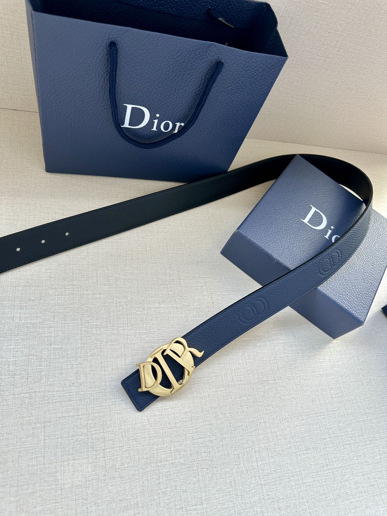 Dior 高仿男士灰色皮帶 金屬 LOGO 扣 都會質感款| 10 Dior 高仿男士灰色皮帶 金屬 LOGO 扣 都會質感款
