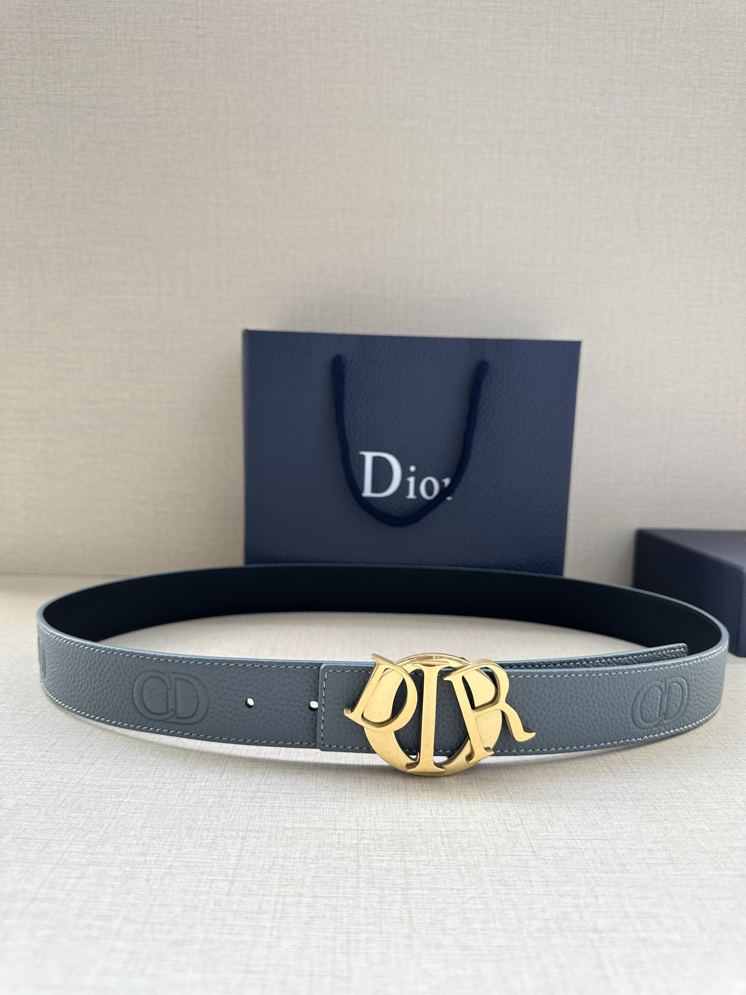Dior 高仿男士灰色皮帶 金屬 LOGO 扣 都會質感款| 9 Dior 高仿男士灰色皮帶 金屬 LOGO 扣 都會質感款