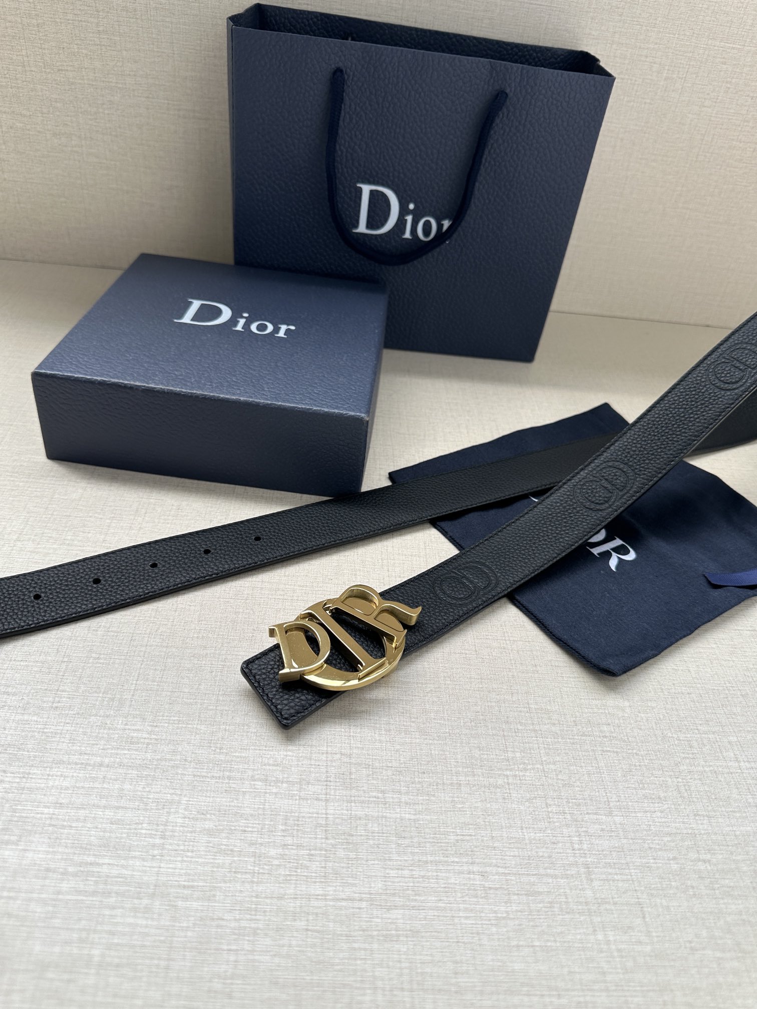 Dior 高仿男士黑色皮帶 霧黑金屬標識 時尚百搭| 10 Dior 高仿男士黑色皮帶 霧黑金屬標識 時尚百搭