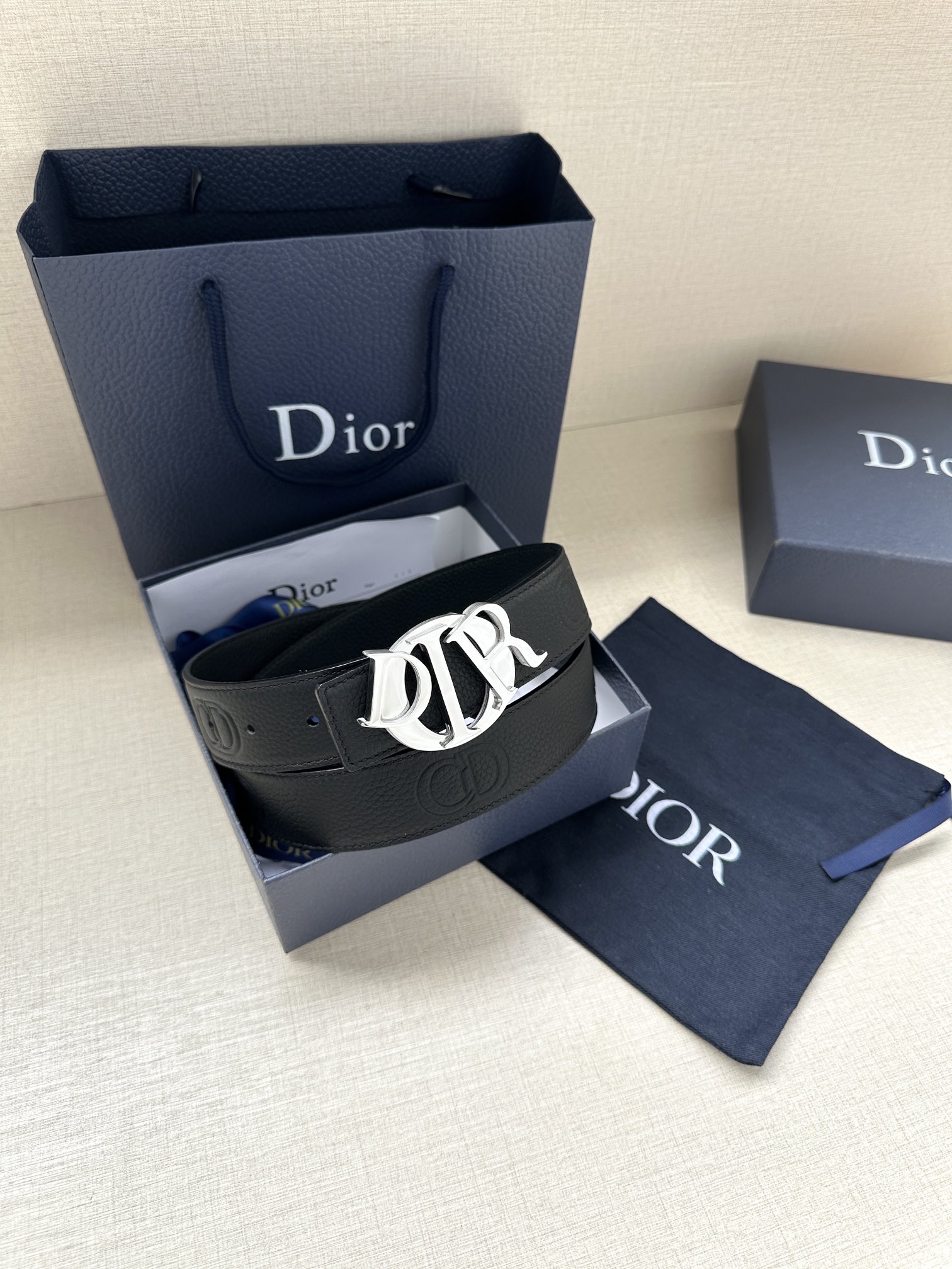 Dior 高仿男士黑色皮帶 霧黑金屬標識 時尚百搭| 9 Dior 高仿男士黑色皮帶 霧黑金屬標識 時尚百搭