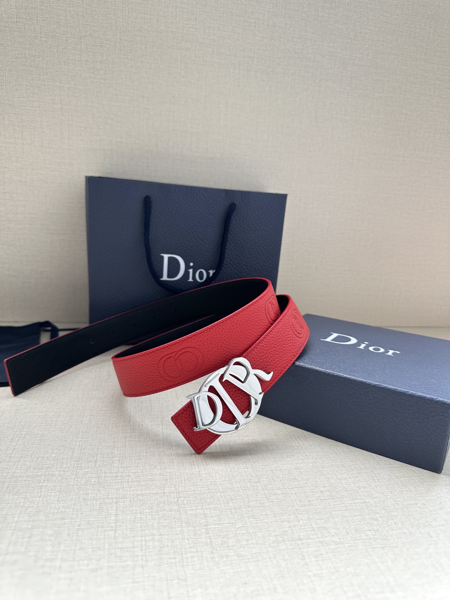 Dior 高仿男士紅色皮帶 亮銀金屬扣 街頭造型感| 13 Dior 高仿男士紅色皮帶 亮銀金屬扣 街頭造型感