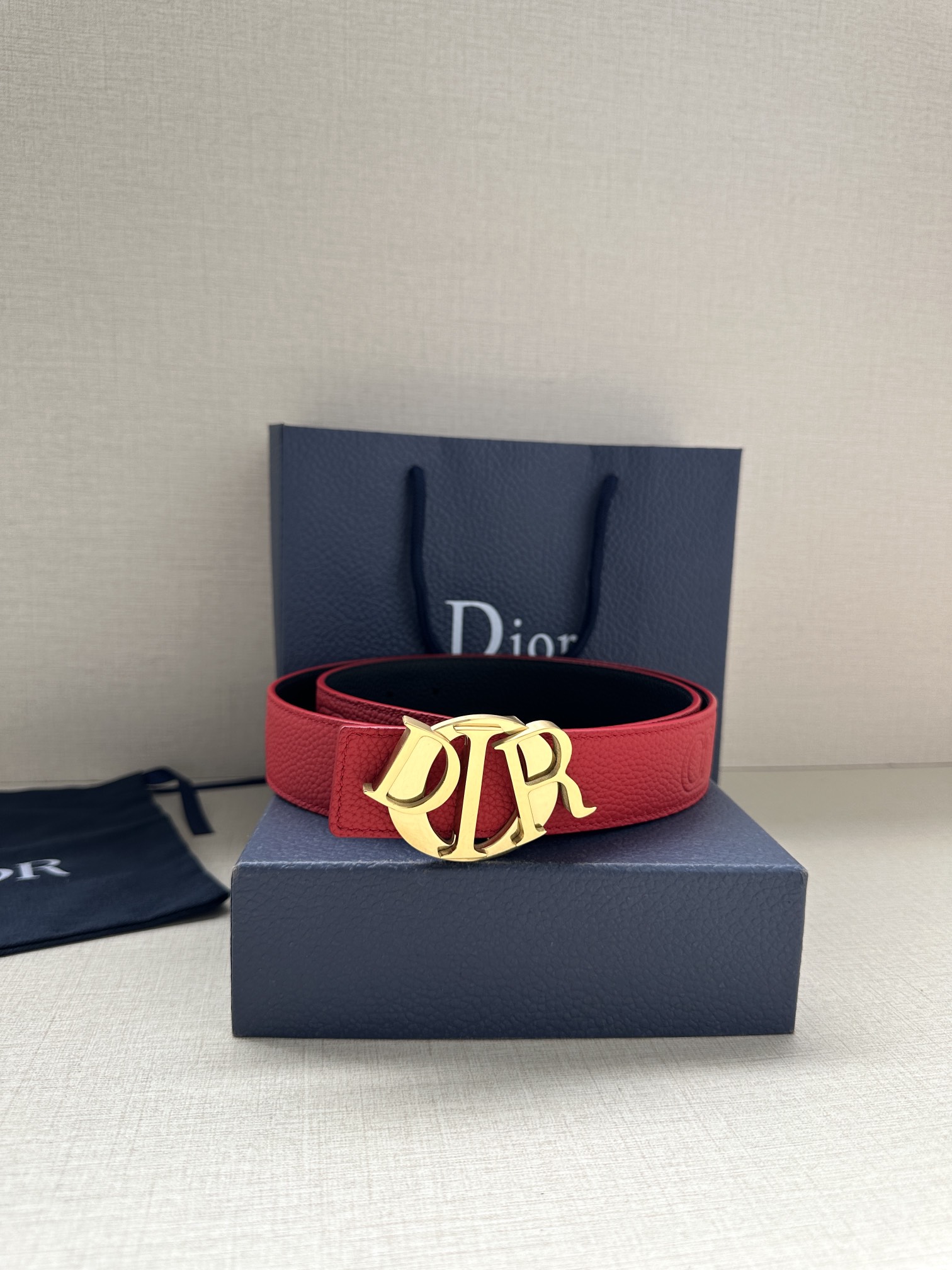 Dior 高仿男士紅色皮帶 亮銀金屬扣 街頭造型感| 11 Dior 高仿男士紅色皮帶 亮銀金屬扣 街頭造型感