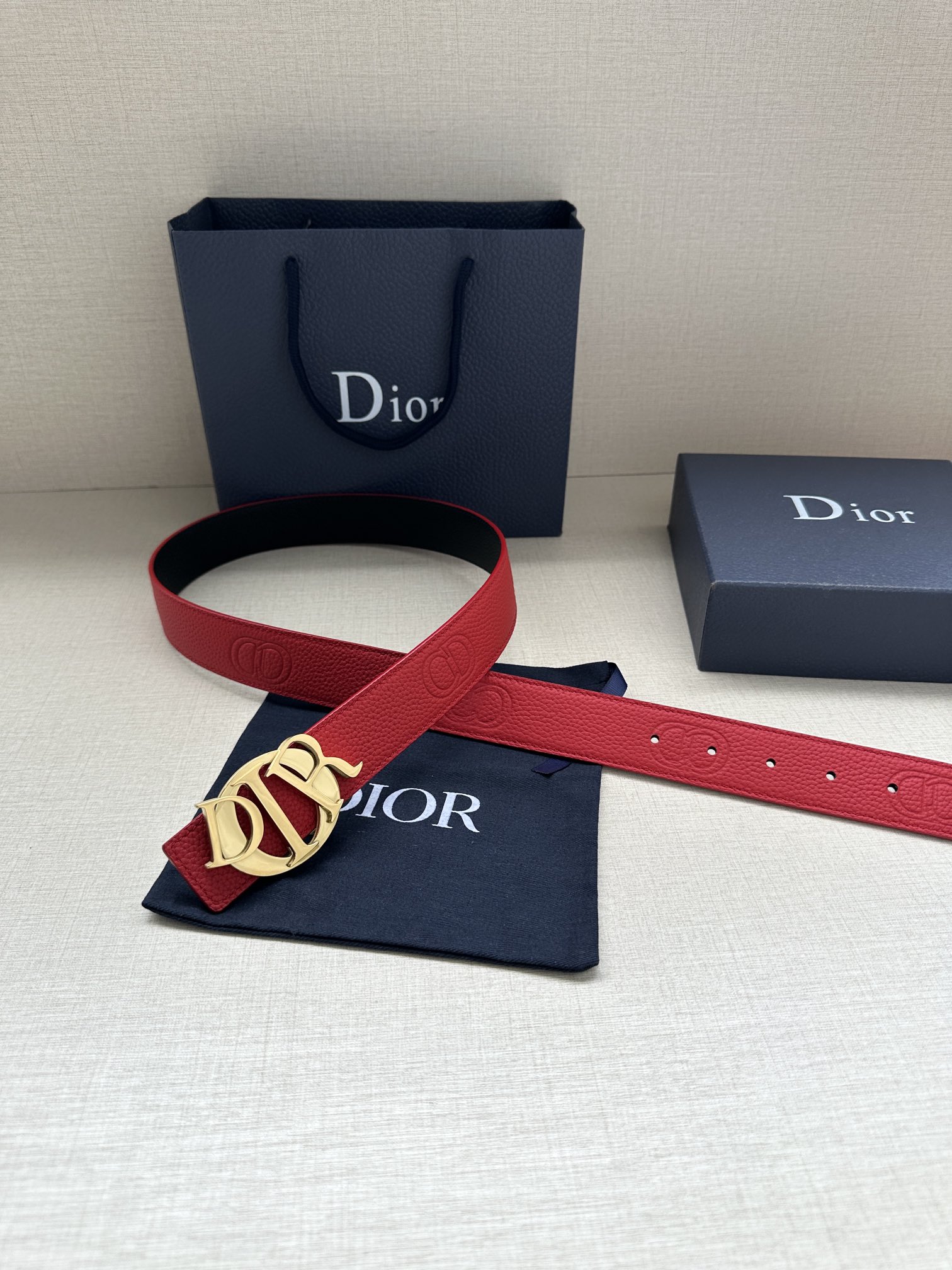 Dior 高仿男士紅色皮帶 亮銀金屬扣 街頭造型感| 10 Dior 高仿男士紅色皮帶 亮銀金屬扣 街頭造型感