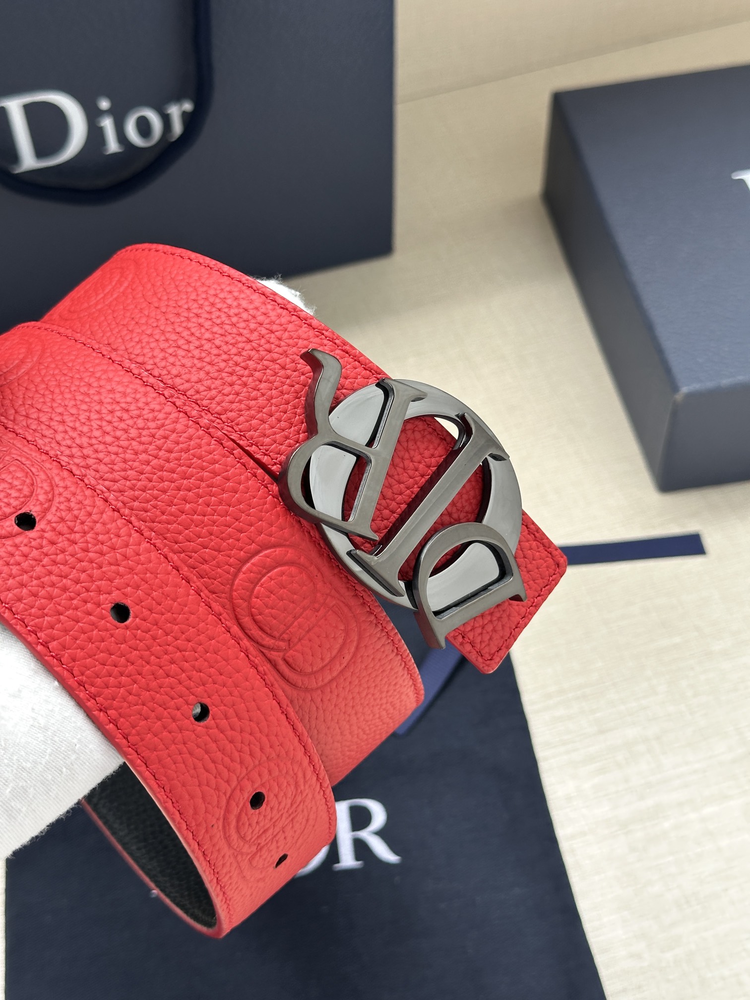 Dior 高仿男士紅色皮帶 亮銀金屬扣 街頭造型感| 9 Dior 高仿男士紅色皮帶 亮銀金屬扣 街頭造型感