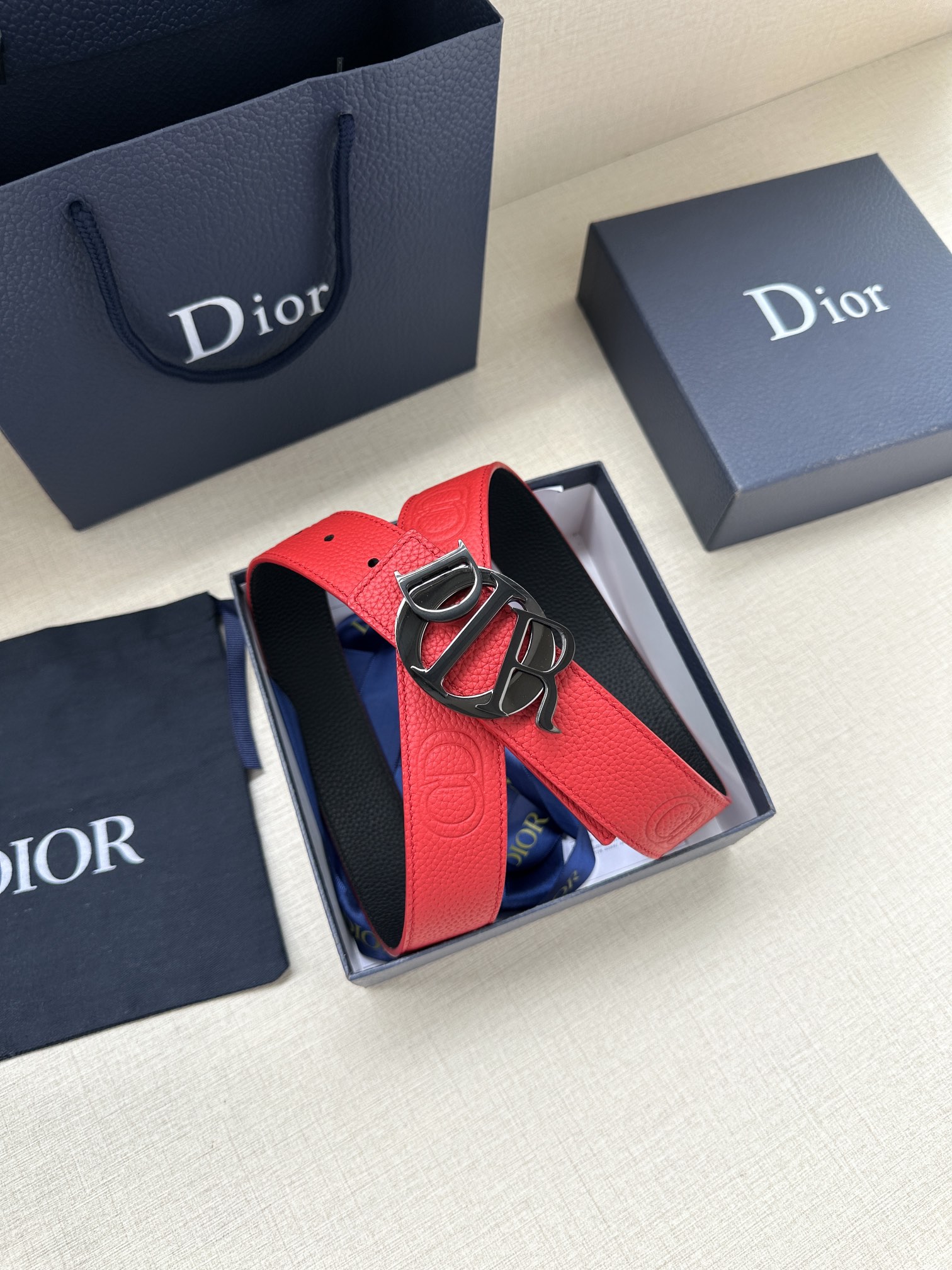 Dior 高仿男士紅色皮帶 亮銀金屬扣 街頭造型感| 8 Dior 高仿男士紅色皮帶 亮銀金屬扣 街頭造型感