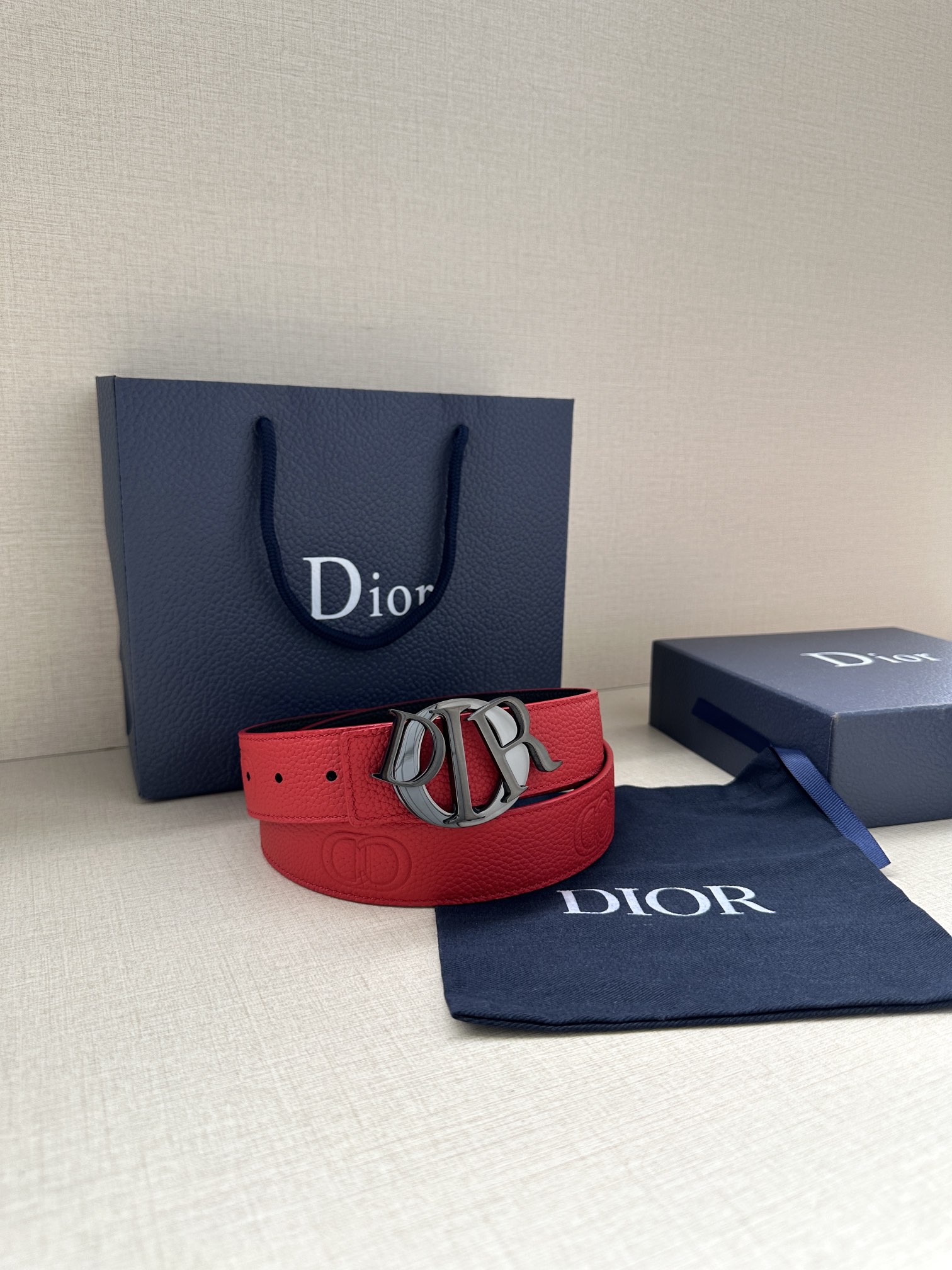 Dior 高仿男士紅色皮帶 亮銀金屬扣 街頭造型感| 7 Dior 高仿男士紅色皮帶 亮銀金屬扣 街頭造型感
