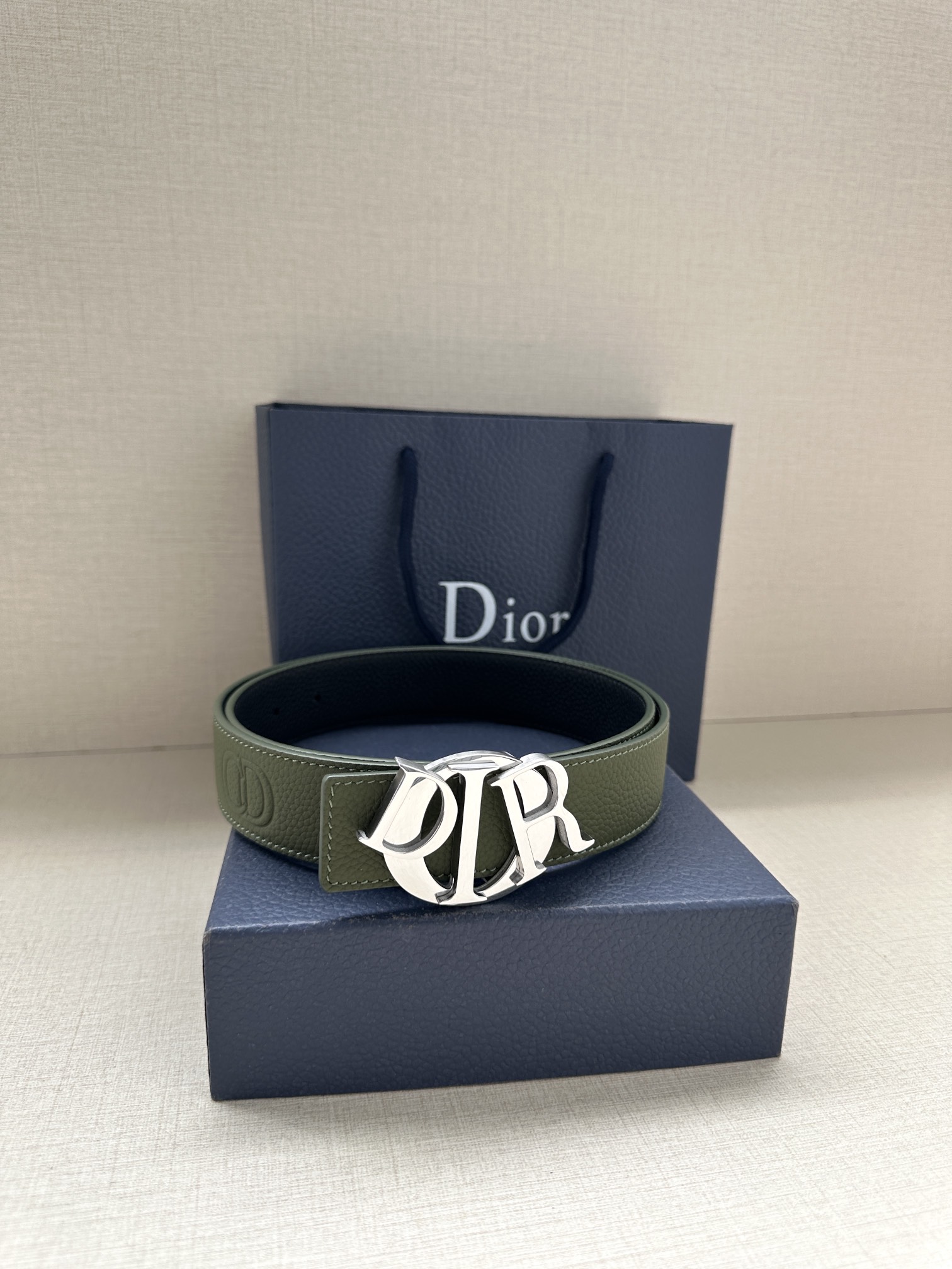 Dior 一比一男士墨綠皮帶 字母標扣設計 穩重造型推薦| 12 Dior 一比一男士墨綠皮帶 字母標扣設計 穩重造型推薦