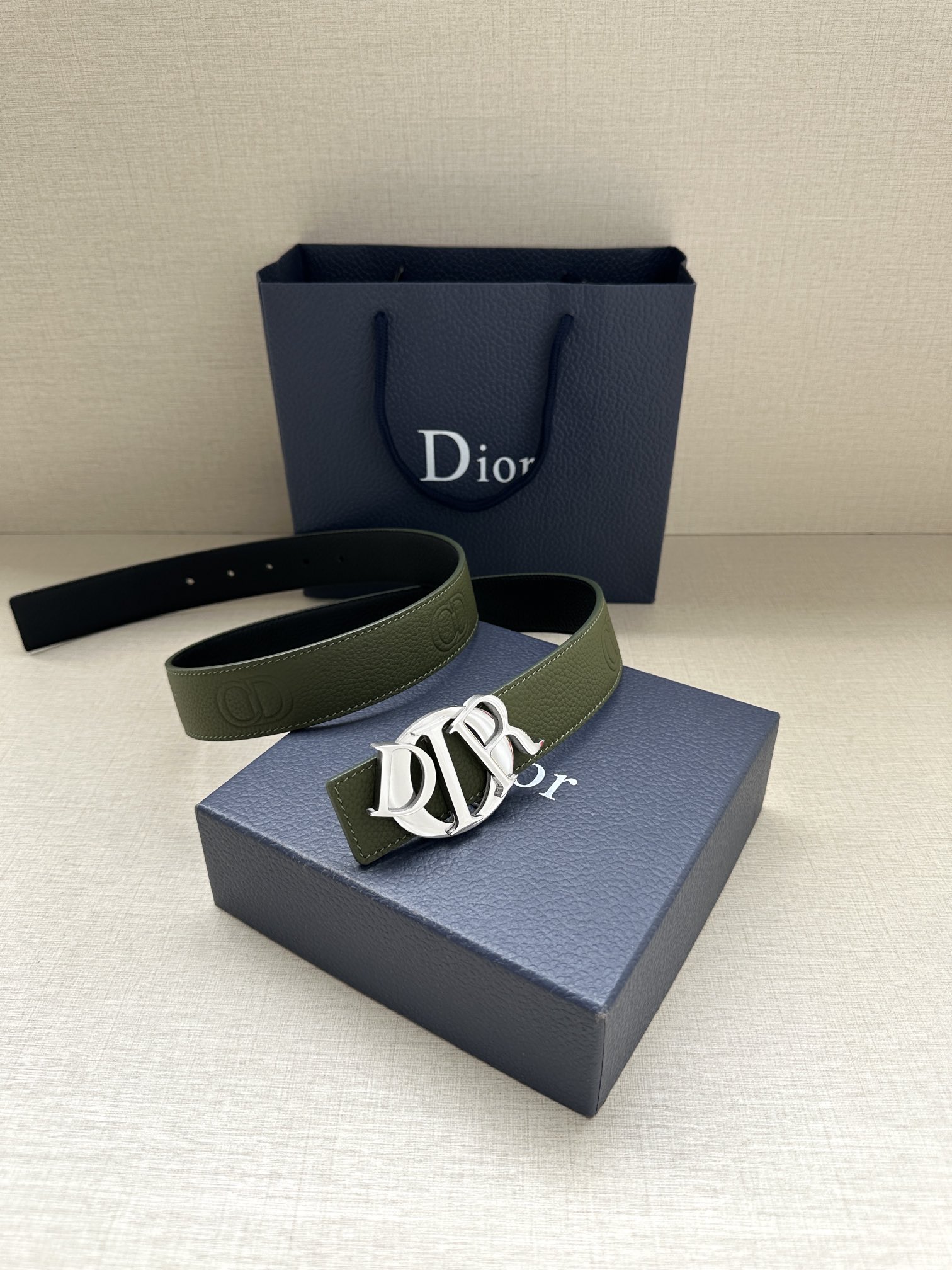 Dior 一比一男士墨綠皮帶 字母標扣設計 穩重造型推薦| 11 Dior 一比一男士墨綠皮帶 字母標扣設計 穩重造型推薦