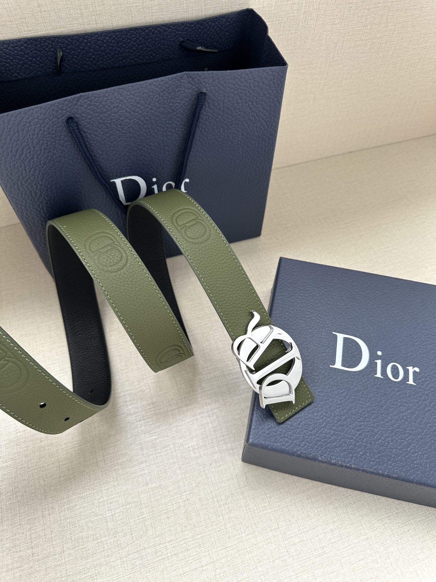 Dior 一比一男士墨綠皮帶 字母標扣設計 穩重造型推薦| 10 Dior 一比一男士墨綠皮帶 字母標扣設計 穩重造型推薦