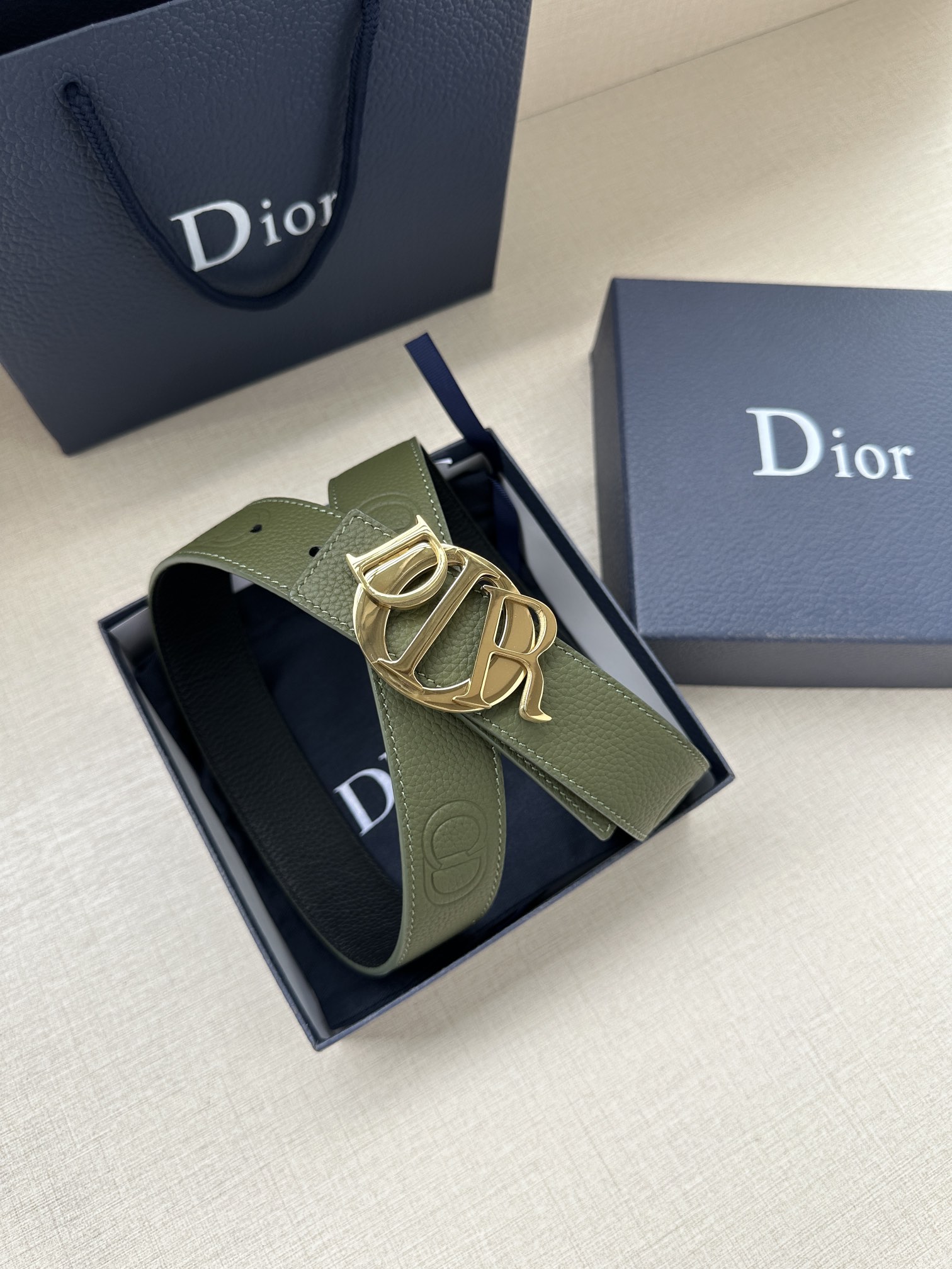 Dior 一比一男士墨綠皮帶 字母標扣設計 穩重造型推薦| 9 Dior 一比一男士墨綠皮帶 字母標扣設計 穩重造型推薦