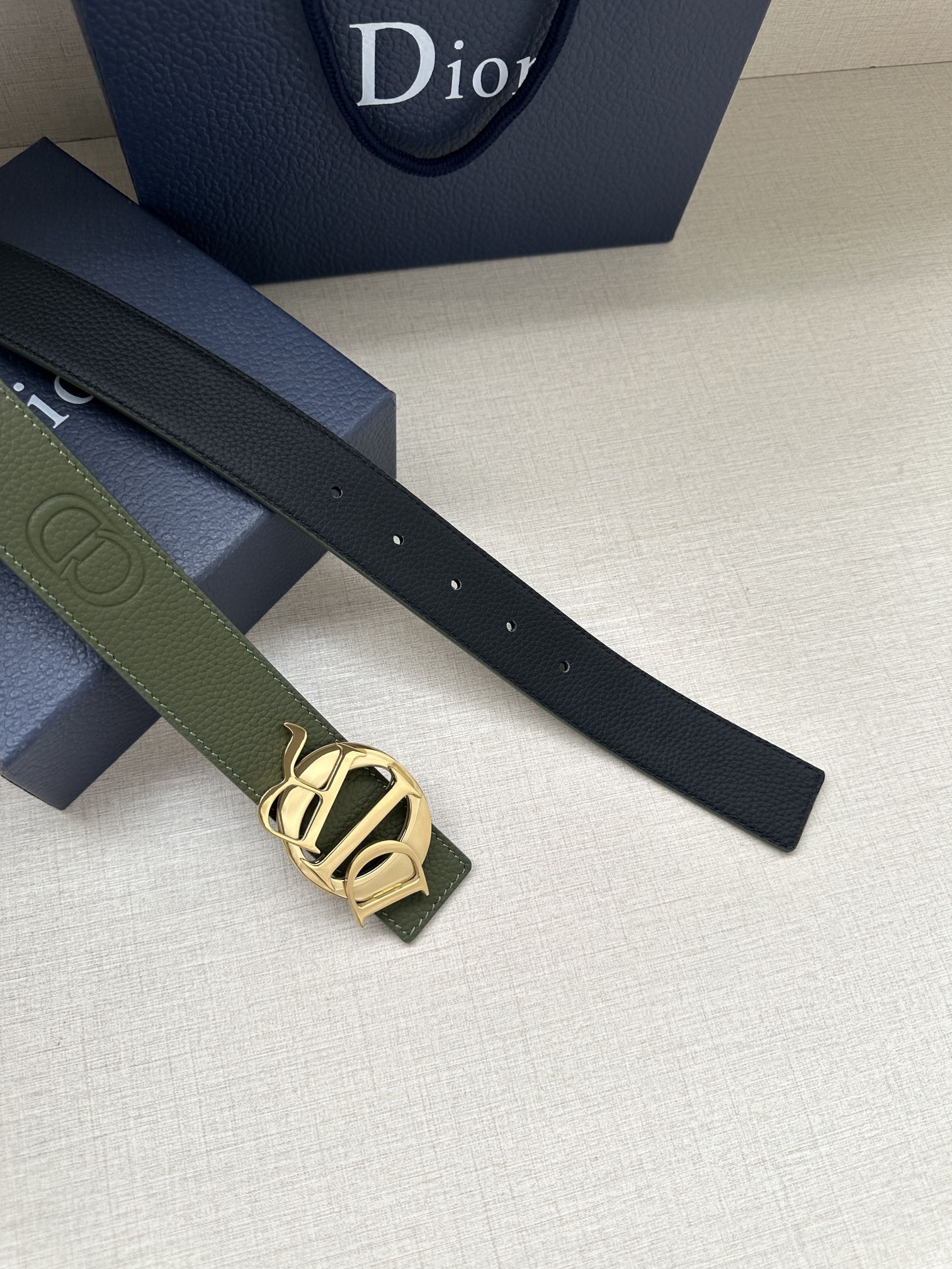 Dior 一比一男士墨綠皮帶 字母標扣設計 穩重造型推薦| 8 Dior 一比一男士墨綠皮帶 字母標扣設計 穩重造型推薦