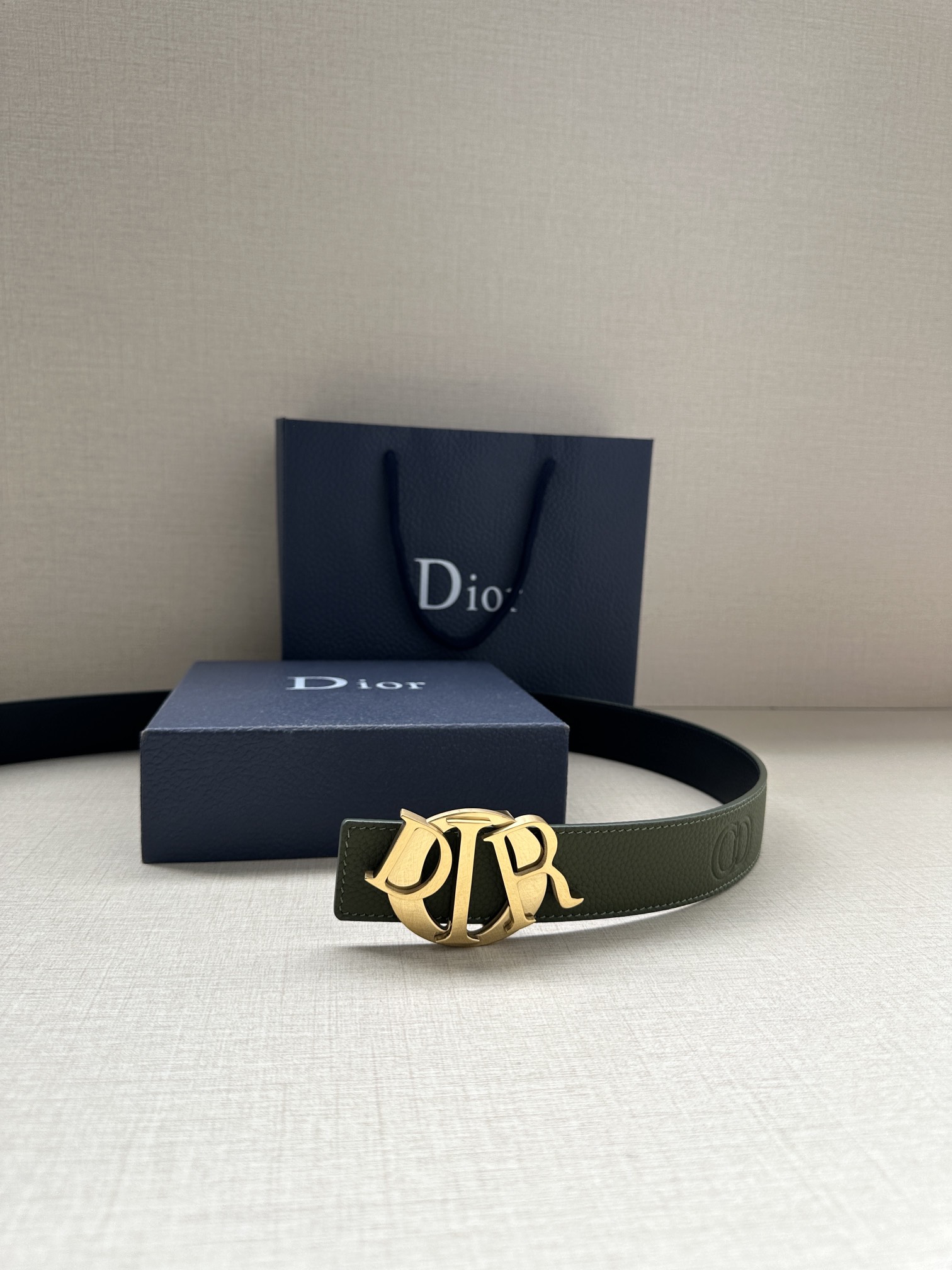 Dior 一比一男士墨綠皮帶 字母標扣設計 穩重造型推薦| 7 Dior 一比一男士墨綠皮帶 字母標扣設計 穩重造型推薦