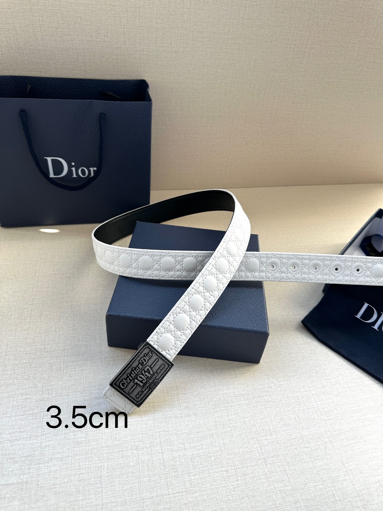 Dior 高仿男士白色皮帶 復古浮雕 1947 徽章設計| 14 Dior 高仿男士白色皮帶 復古浮雕 1947 徽章設計