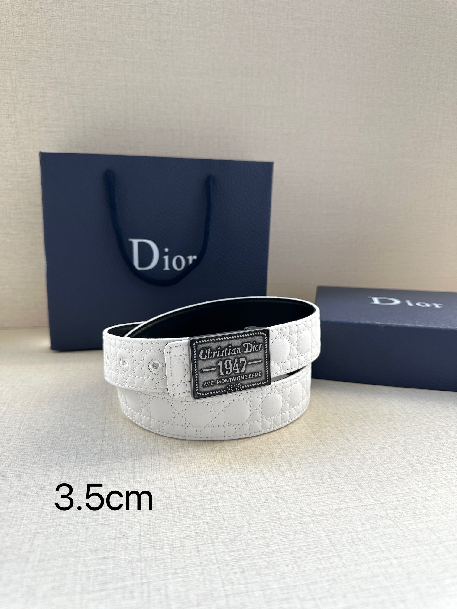 Dior 高仿男士白色皮帶 復古浮雕 1947 徽章設計| 12 Dior 高仿男士白色皮帶 復古浮雕 1947 徽章設計