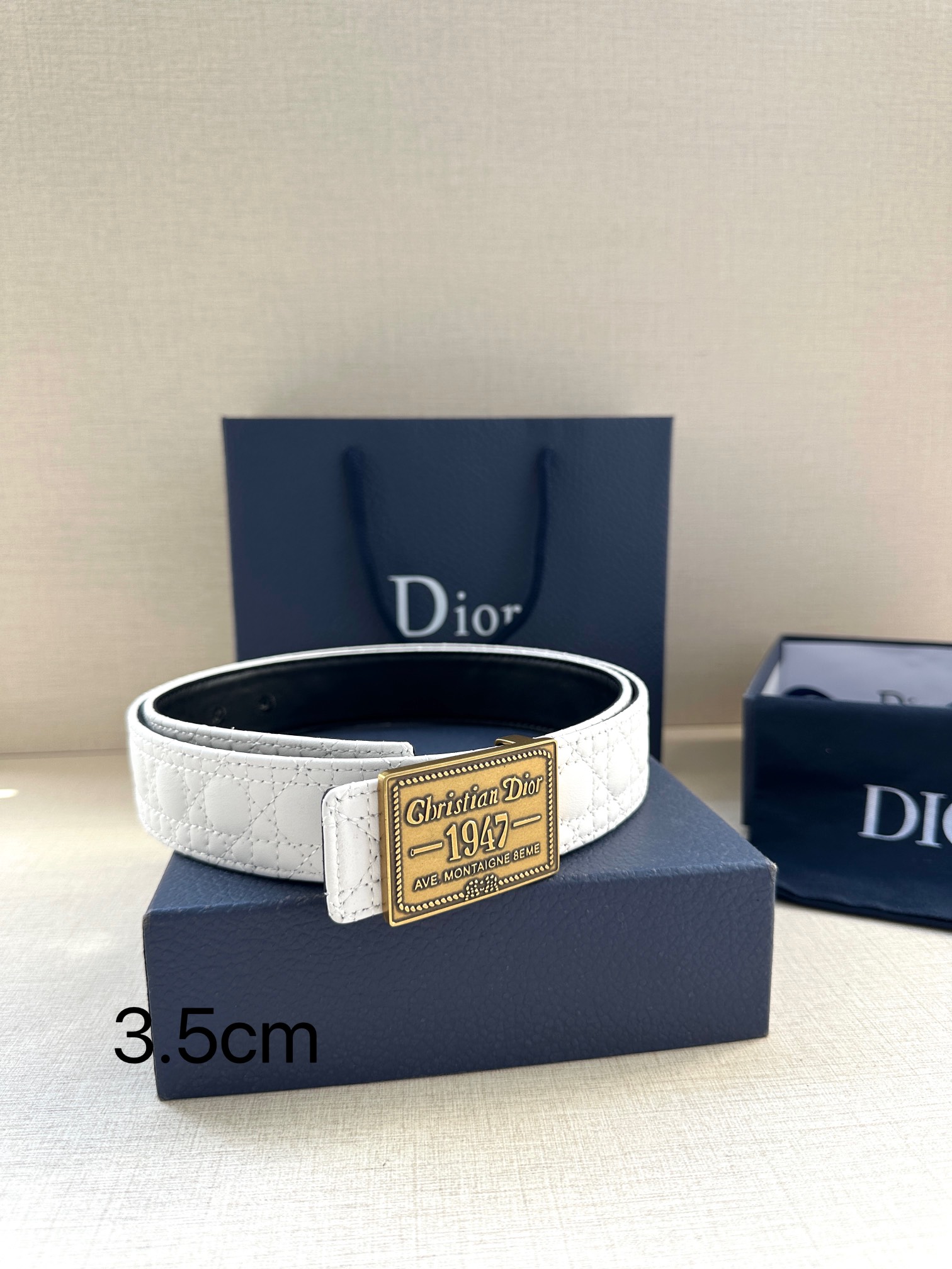 Dior 高仿男士白色皮帶 復古浮雕 1947 徽章設計| 11 Dior 高仿男士白色皮帶 復古浮雕 1947 徽章設計