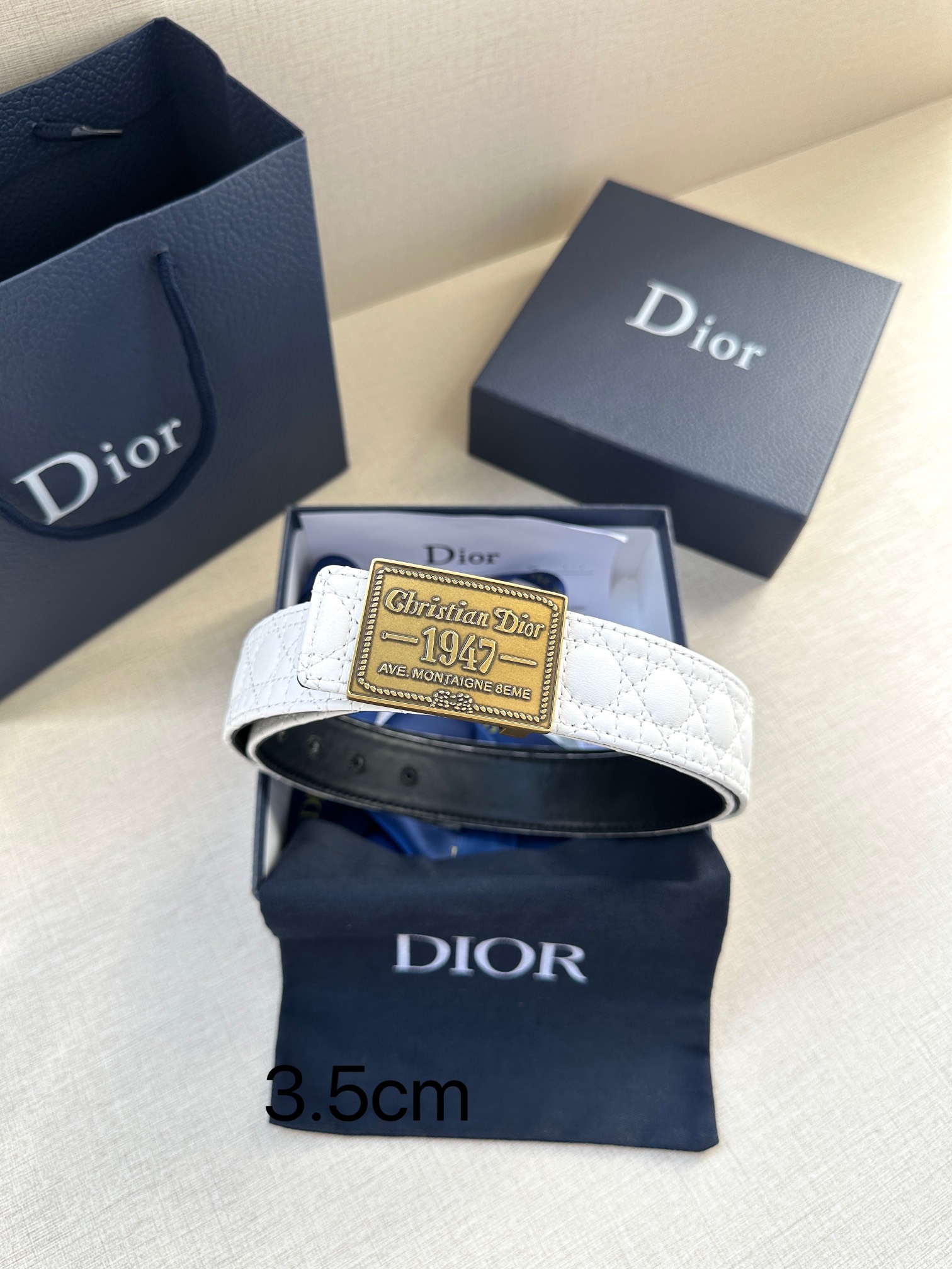 Dior 高仿男士白色皮帶 復古浮雕 1947 徽章設計| 10 Dior 高仿男士白色皮帶 復古浮雕 1947 徽章設計