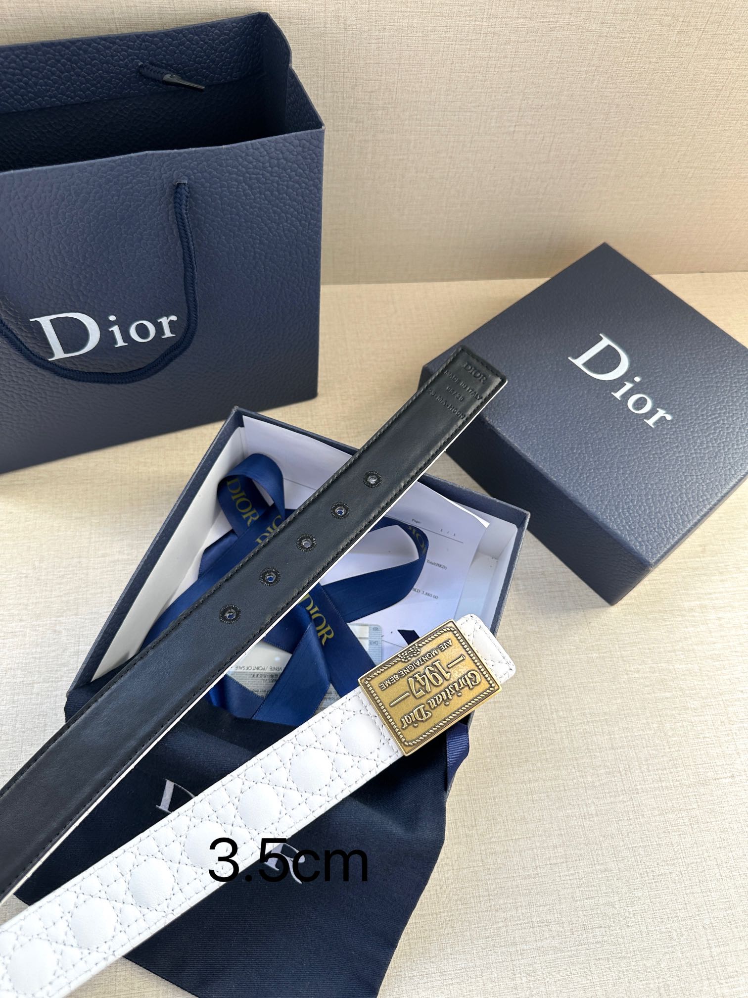Dior 高仿男士白色皮帶 復古浮雕 1947 徽章設計| 9 Dior 高仿男士白色皮帶 復古浮雕 1947 徽章設計