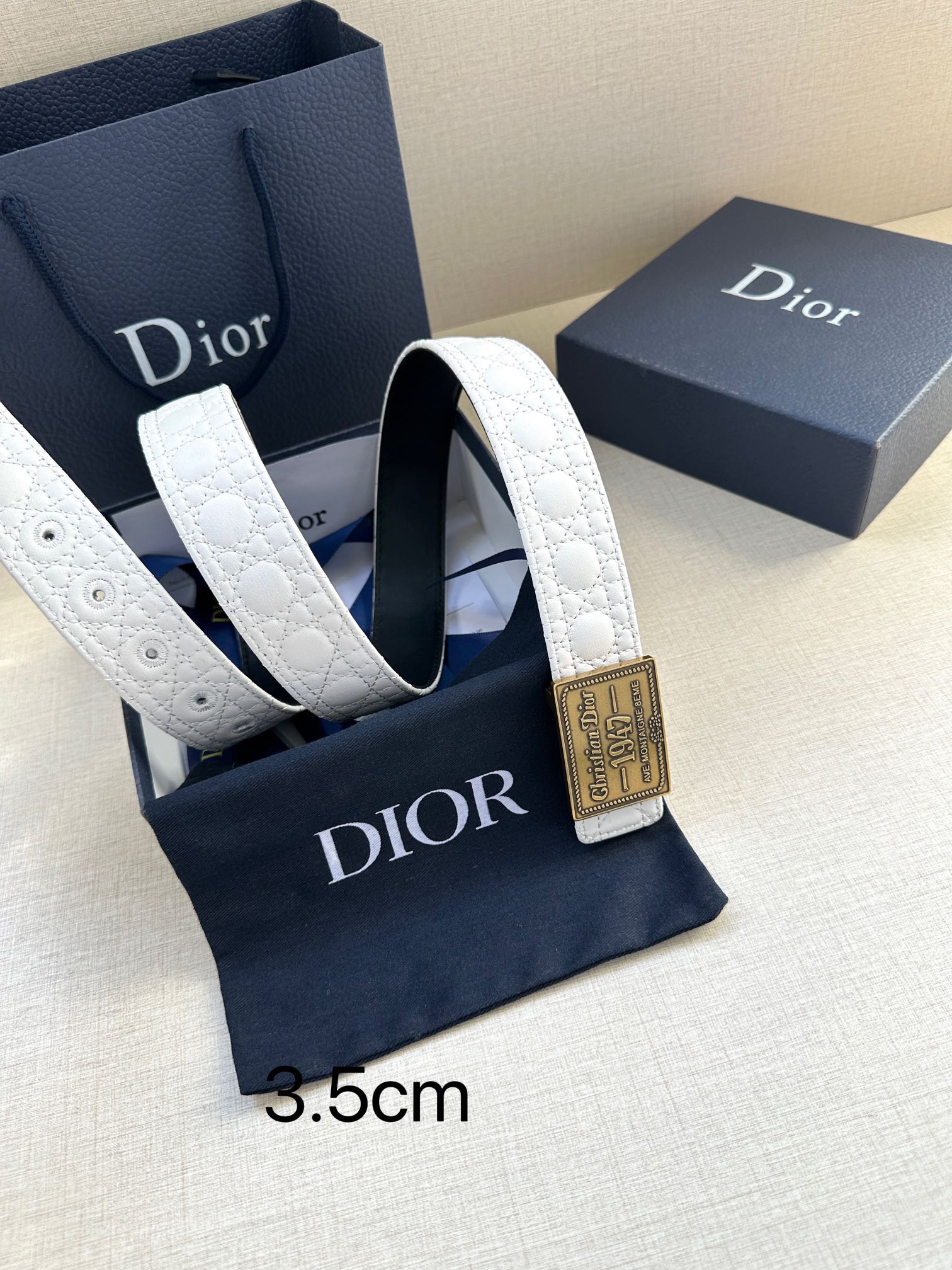 Dior 高仿男士白色皮帶 復古浮雕 1947 徽章設計| 8 Dior 高仿男士白色皮帶 復古浮雕 1947 徽章設計
