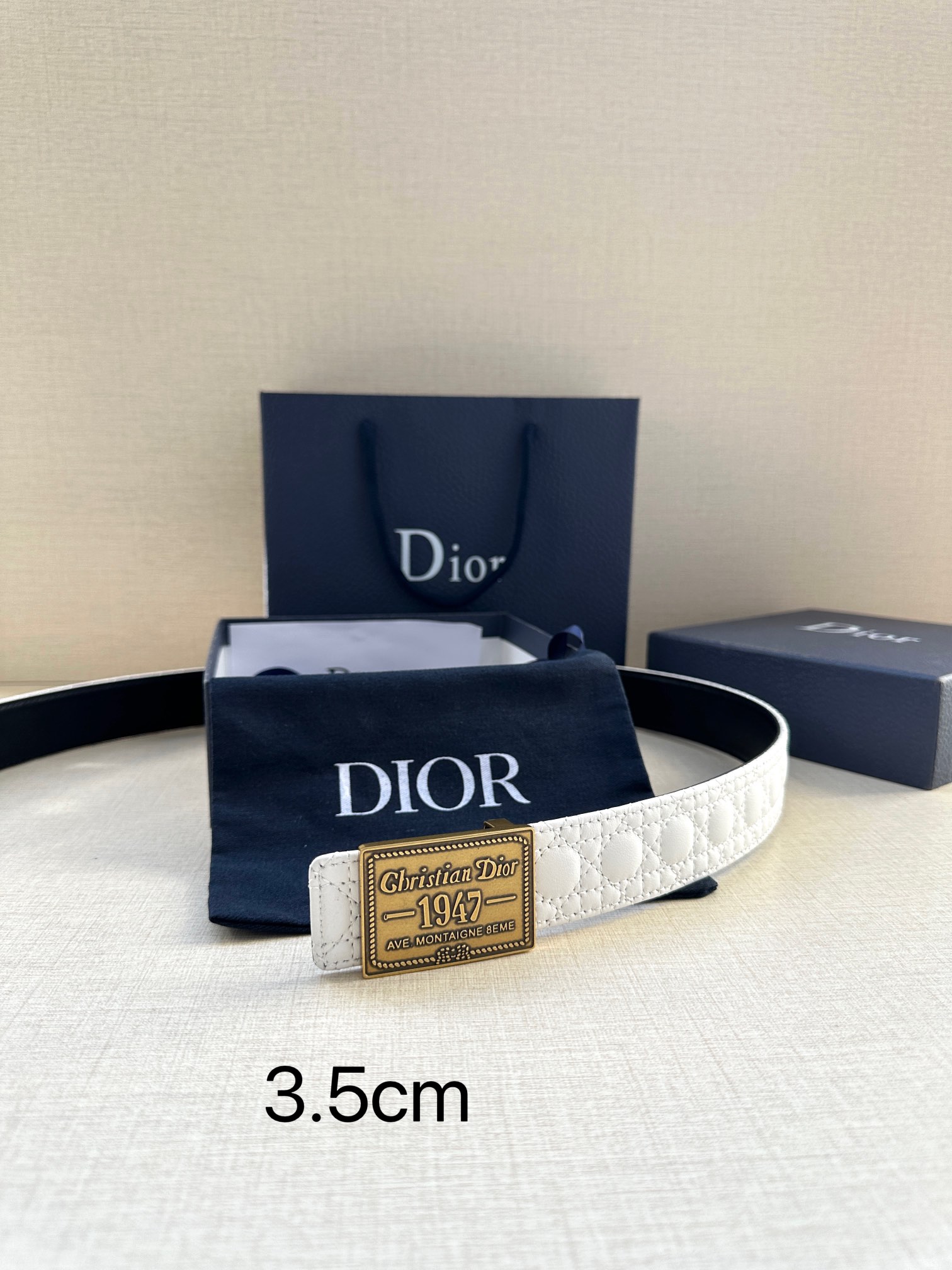 Dior 高仿男士白色皮帶 復古浮雕 1947 徽章設計| 7 Dior 高仿男士白色皮帶 復古浮雕 1947 徽章設計