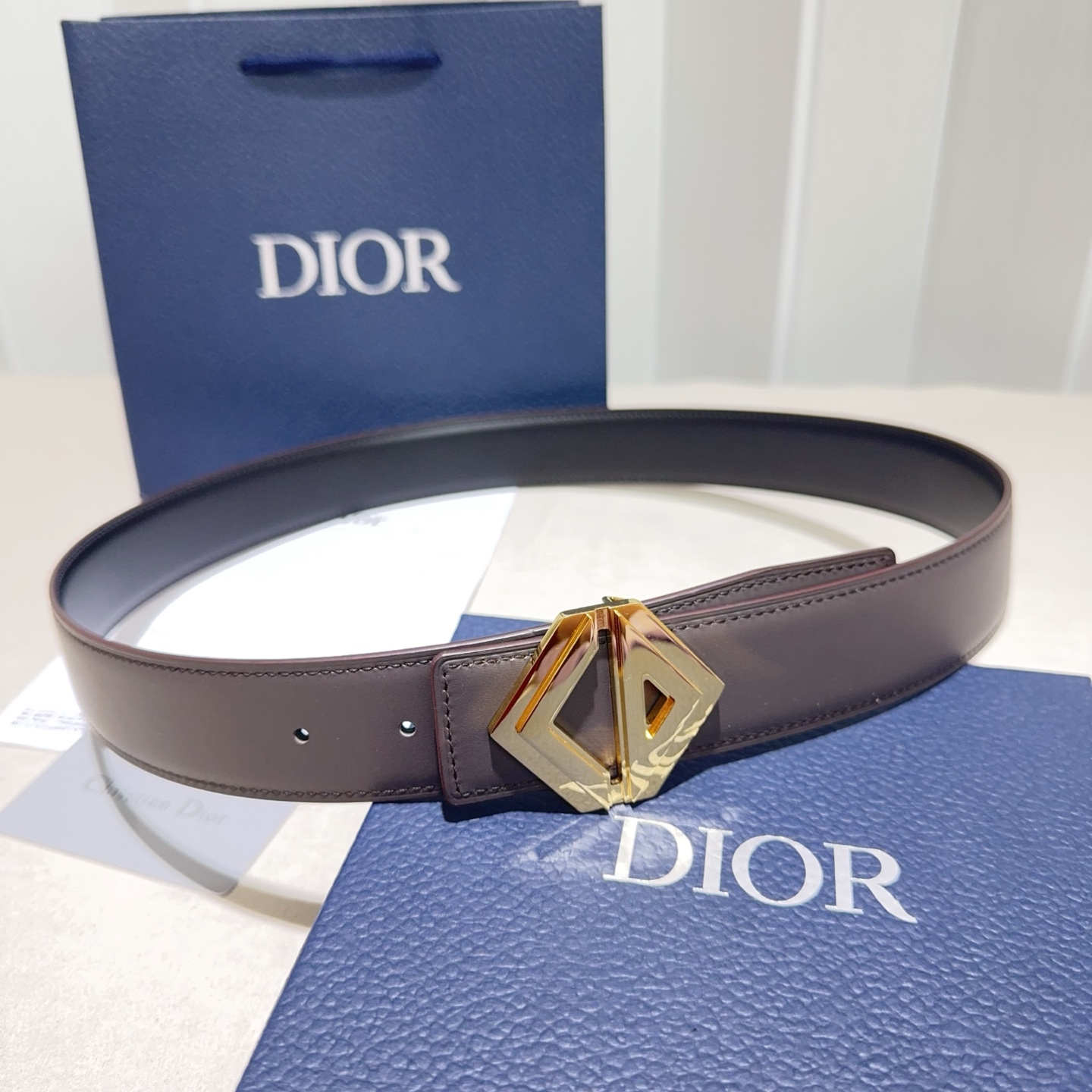 Dior 高仿男士皮帶 幾何雙 D 金扣 奢感細節款| 9 Dior 高仿男士皮帶 幾何雙 D 金扣 奢感細節款