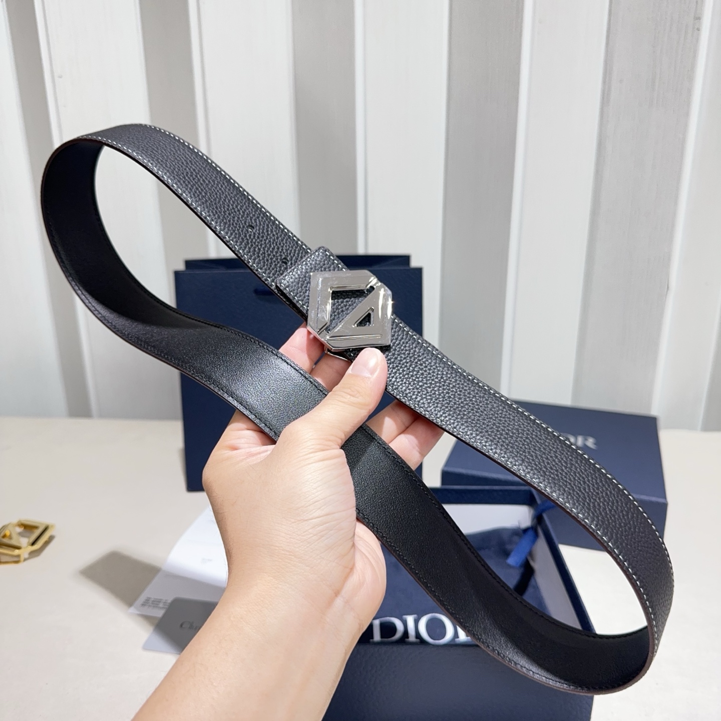 Dior 高仿男士皮帶 粗紋皮革搭銀雙 D 扣 經典俐落| 14 Dior 高仿男士皮帶 粗紋皮革搭銀雙 D 扣 經典俐落