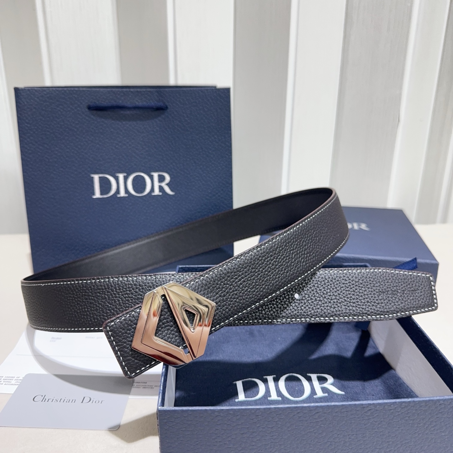 Dior 高仿男士皮帶 粗紋皮革搭銀雙 D 扣 經典俐落| 13 Dior 高仿男士皮帶 粗紋皮革搭銀雙 D 扣 經典俐落