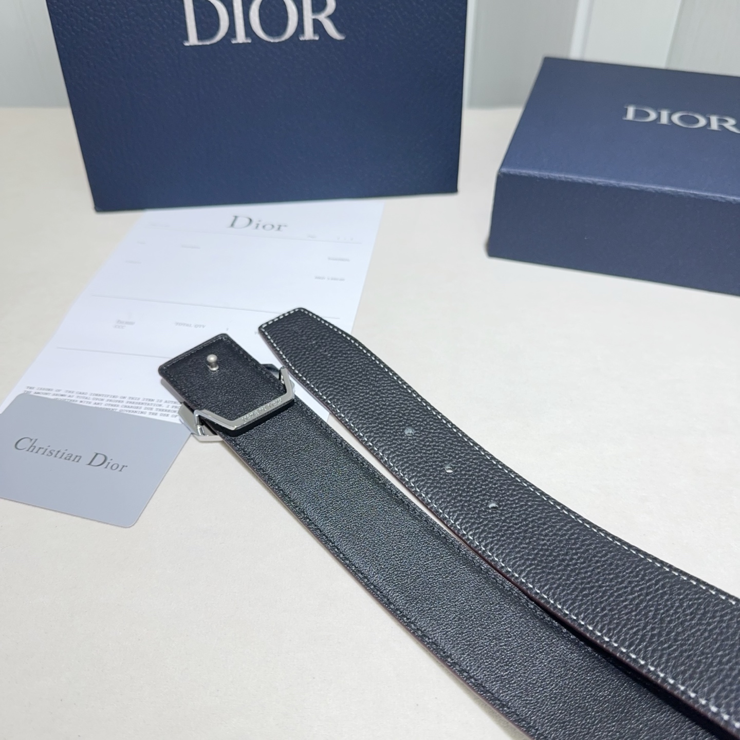 Dior 高仿男士皮帶 粗紋皮革搭銀雙 D 扣 經典俐落| 11 Dior 高仿男士皮帶 粗紋皮革搭銀雙 D 扣 經典俐落