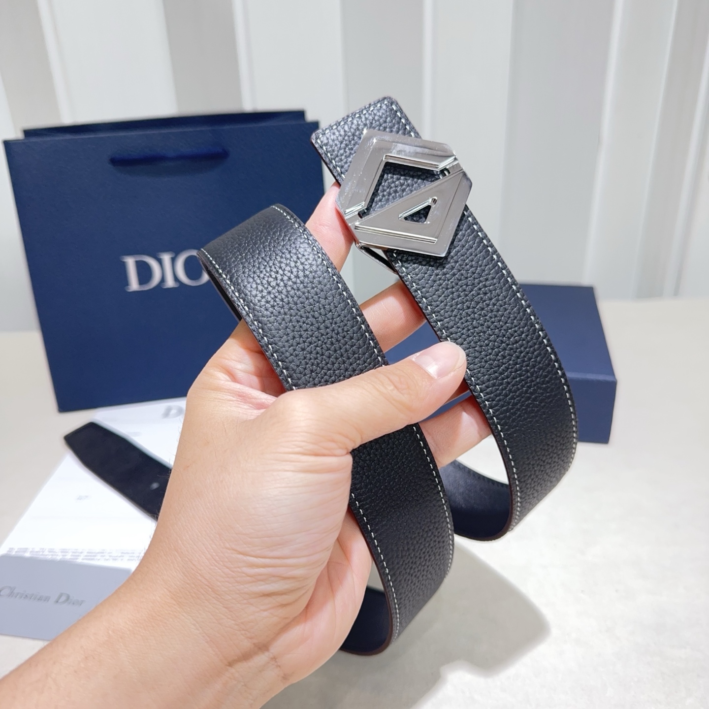 Dior 高仿男士皮帶 粗紋皮革搭銀雙 D 扣 經典俐落| 10 Dior 高仿男士皮帶 粗紋皮革搭銀雙 D 扣 經典俐落