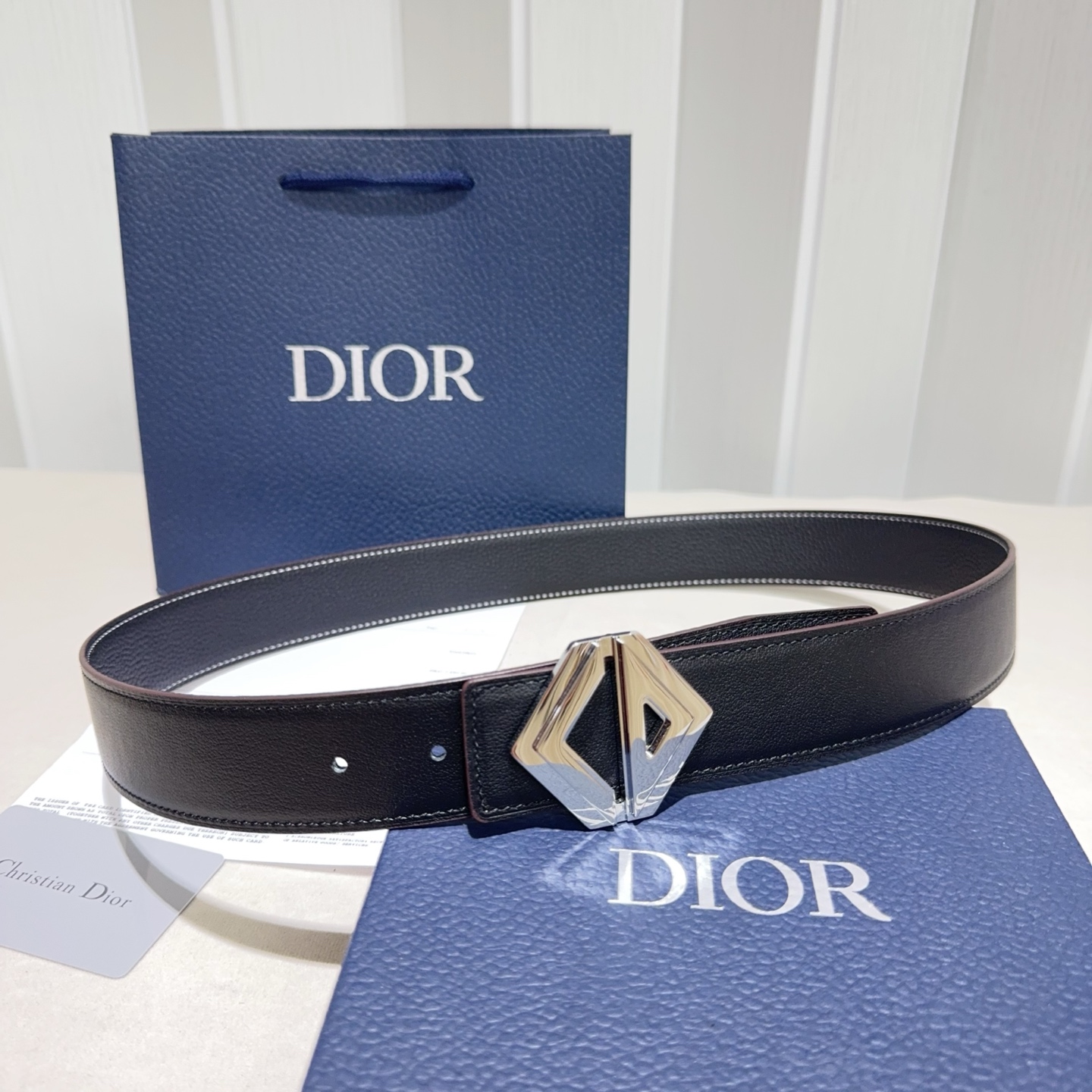 Dior 高仿男士皮帶 粗紋皮革搭銀雙 D 扣 經典俐落| 9 Dior 高仿男士皮帶 粗紋皮革搭銀雙 D 扣 經典俐落