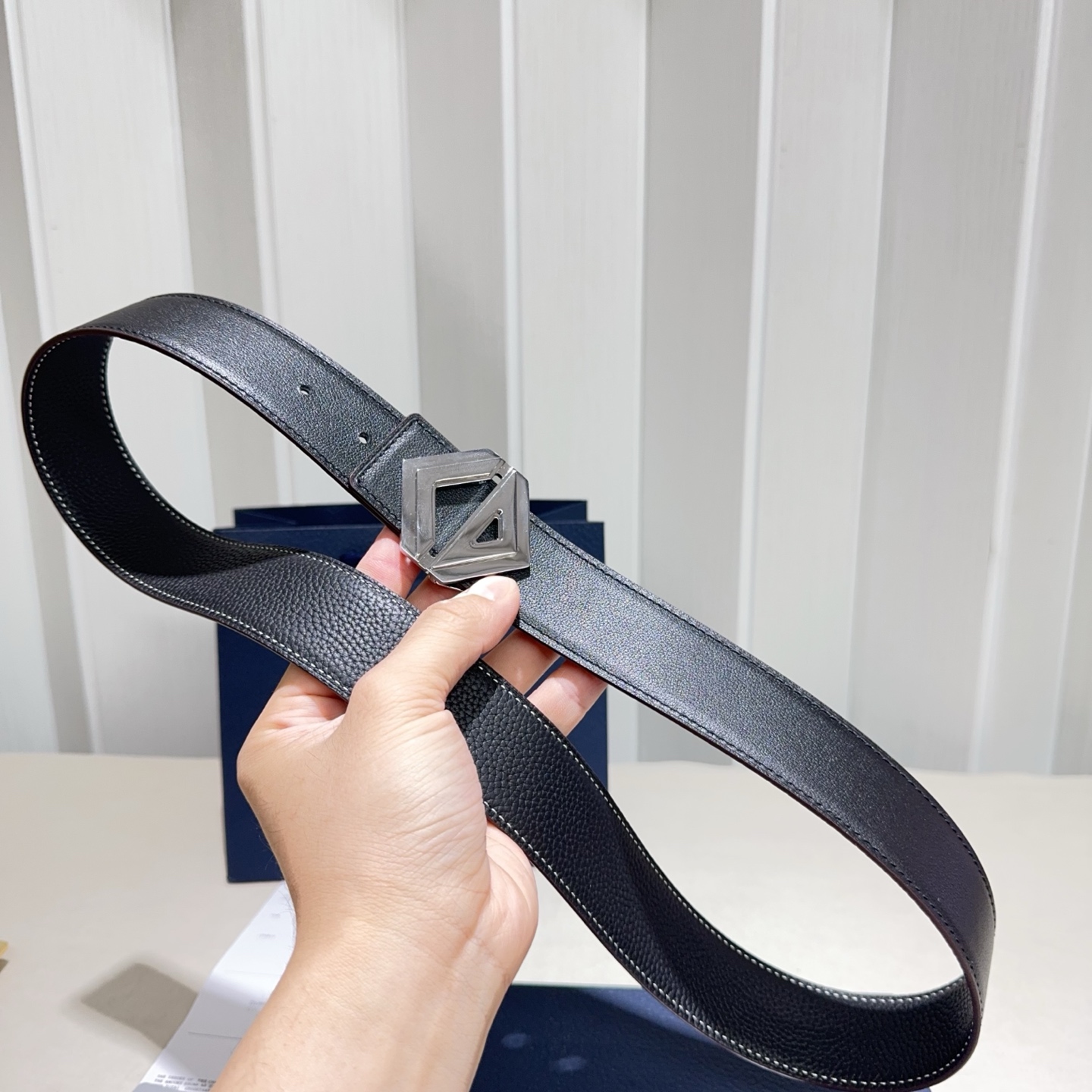 Dior 高仿男士皮帶 粗紋皮革搭銀雙 D 扣 經典俐落| 8 Dior 高仿男士皮帶 粗紋皮革搭銀雙 D 扣 經典俐落