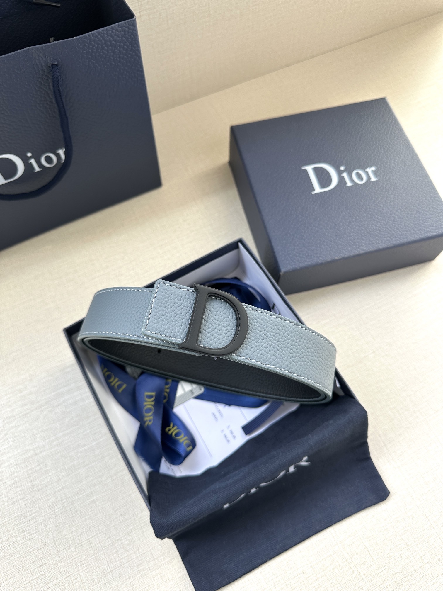 Dior 原單男士皮帶 單 D 黑扣設計 霧灰藍皮革| 9 Dior 原單男士皮帶 單 D 黑扣設計 霧灰藍皮革