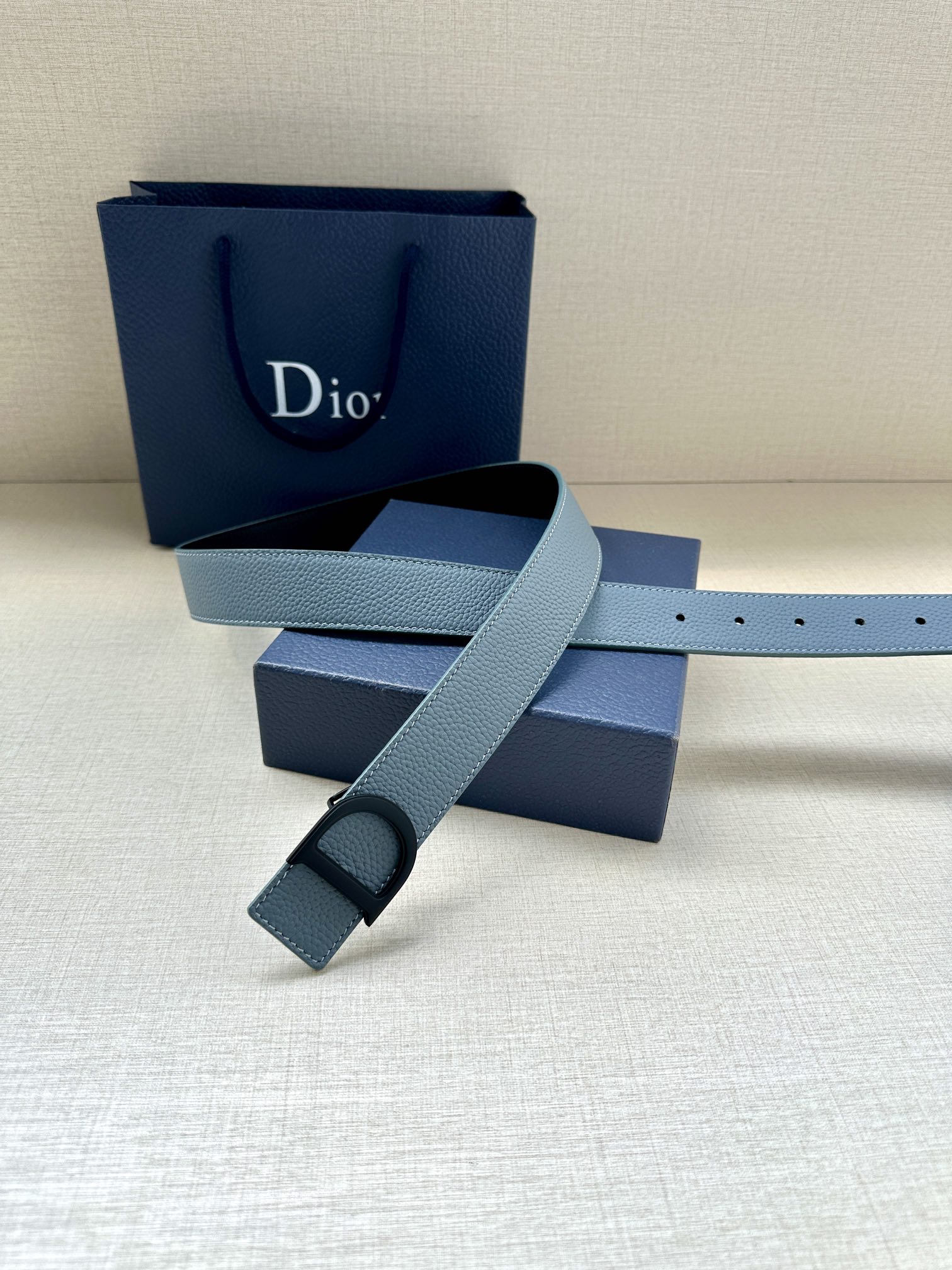 Dior 原單男士皮帶 單 D 黑扣設計 霧灰藍皮革| 8 Dior 原單男士皮帶 單 D 黑扣設計 霧灰藍皮革