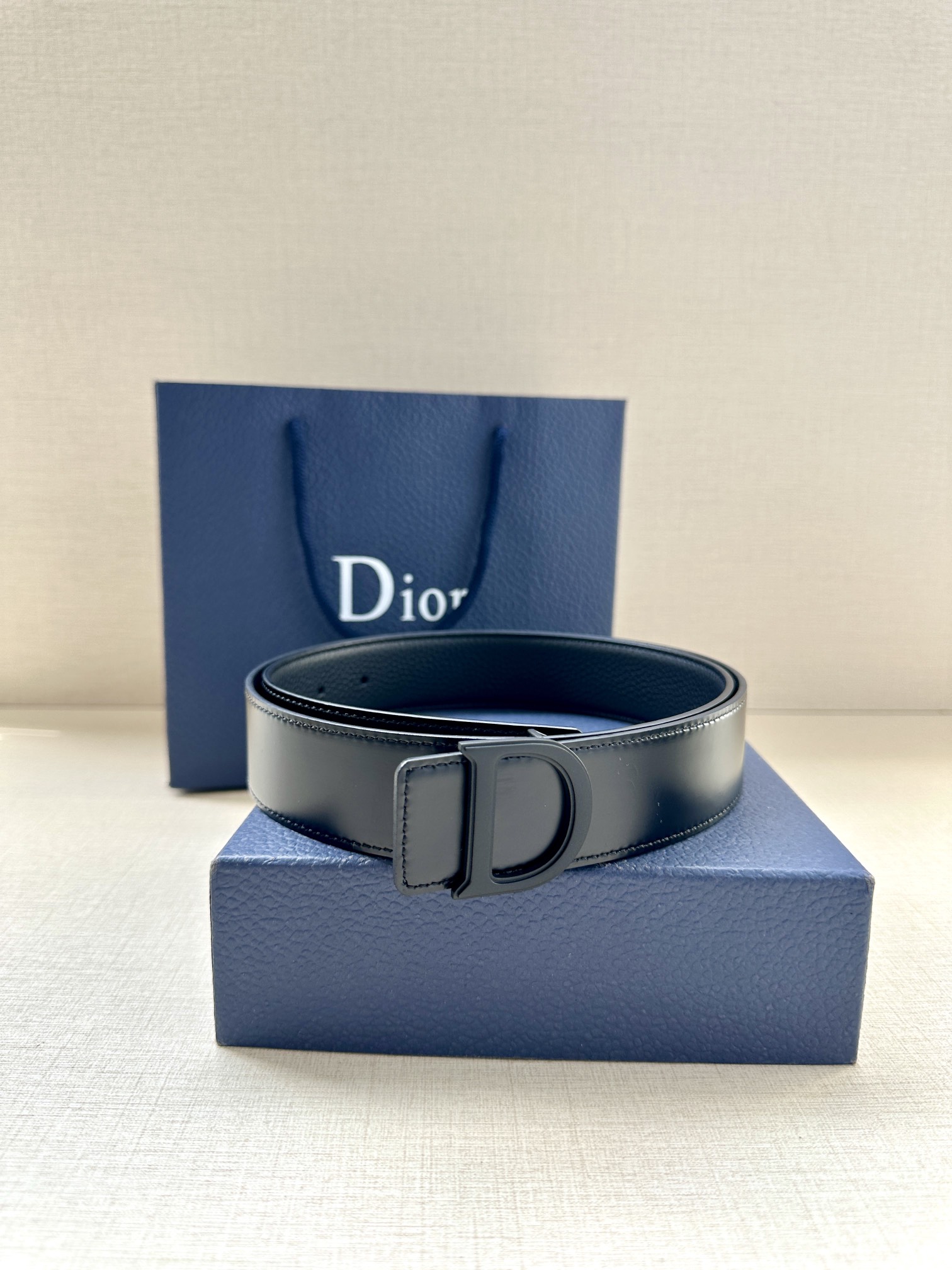 Dior 高仿男士黑色亮面皮帶 D字標誌設計 都會簡約風| 10 Dior 高仿男士黑色亮面皮帶 D字標誌設計 都會簡約風