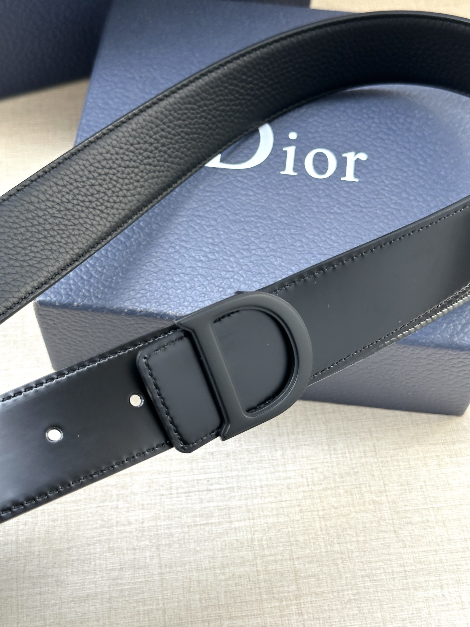 Dior 高仿男士黑色亮面皮帶 D字標誌設計 都會簡約風| 9 Dior 高仿男士黑色亮面皮帶 D字標誌設計 都會簡約風