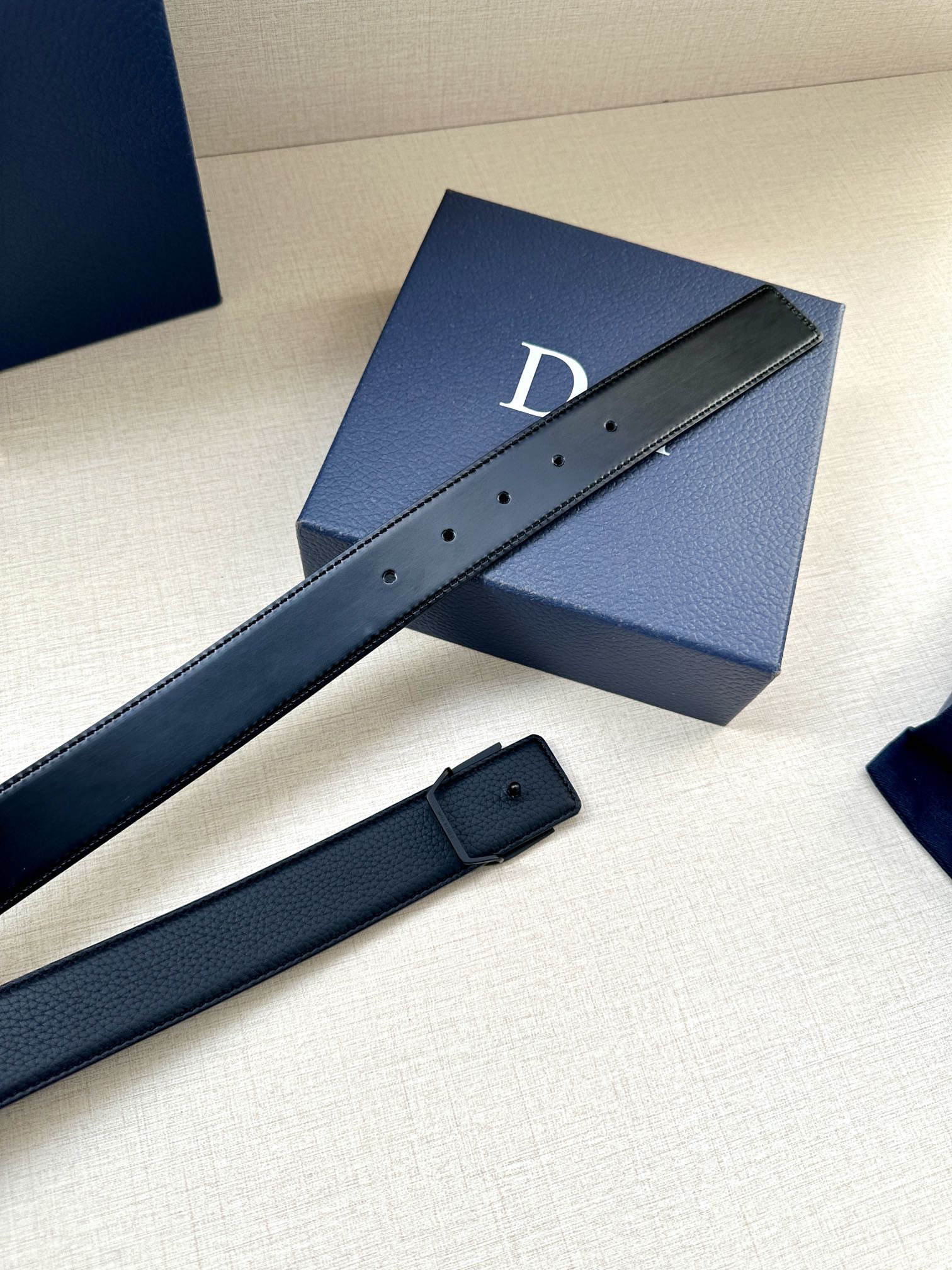 Dior 高仿男士黑色亮面皮帶 D字標誌設計 都會簡約風| 8 Dior 高仿男士黑色亮面皮帶 D字標誌設計 都會簡約風