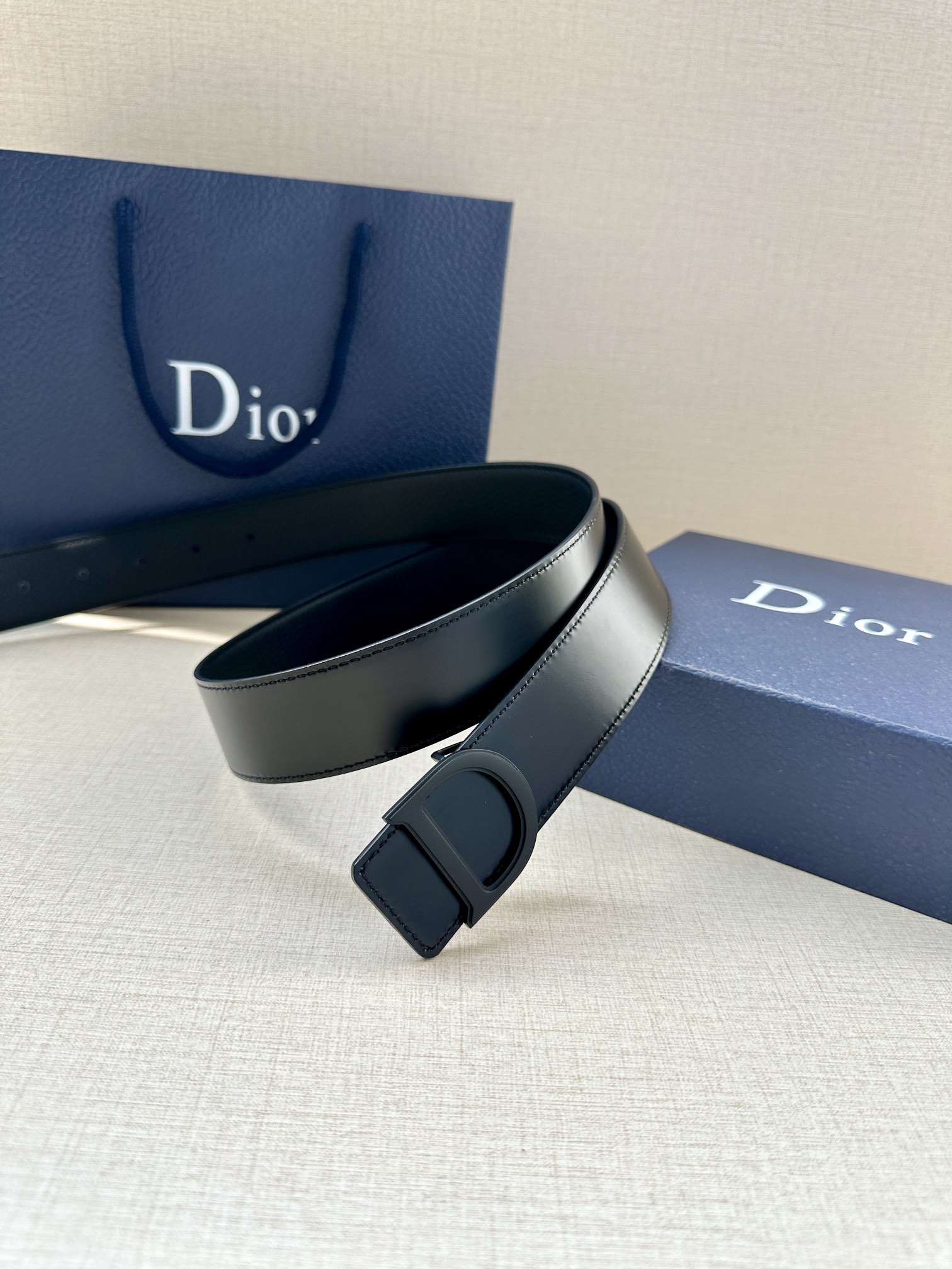 Dior 高仿男士黑色亮面皮帶 D字標誌設計 都會簡約風| 7 Dior 高仿男士黑色亮面皮帶 D字標誌設計 都會簡約風