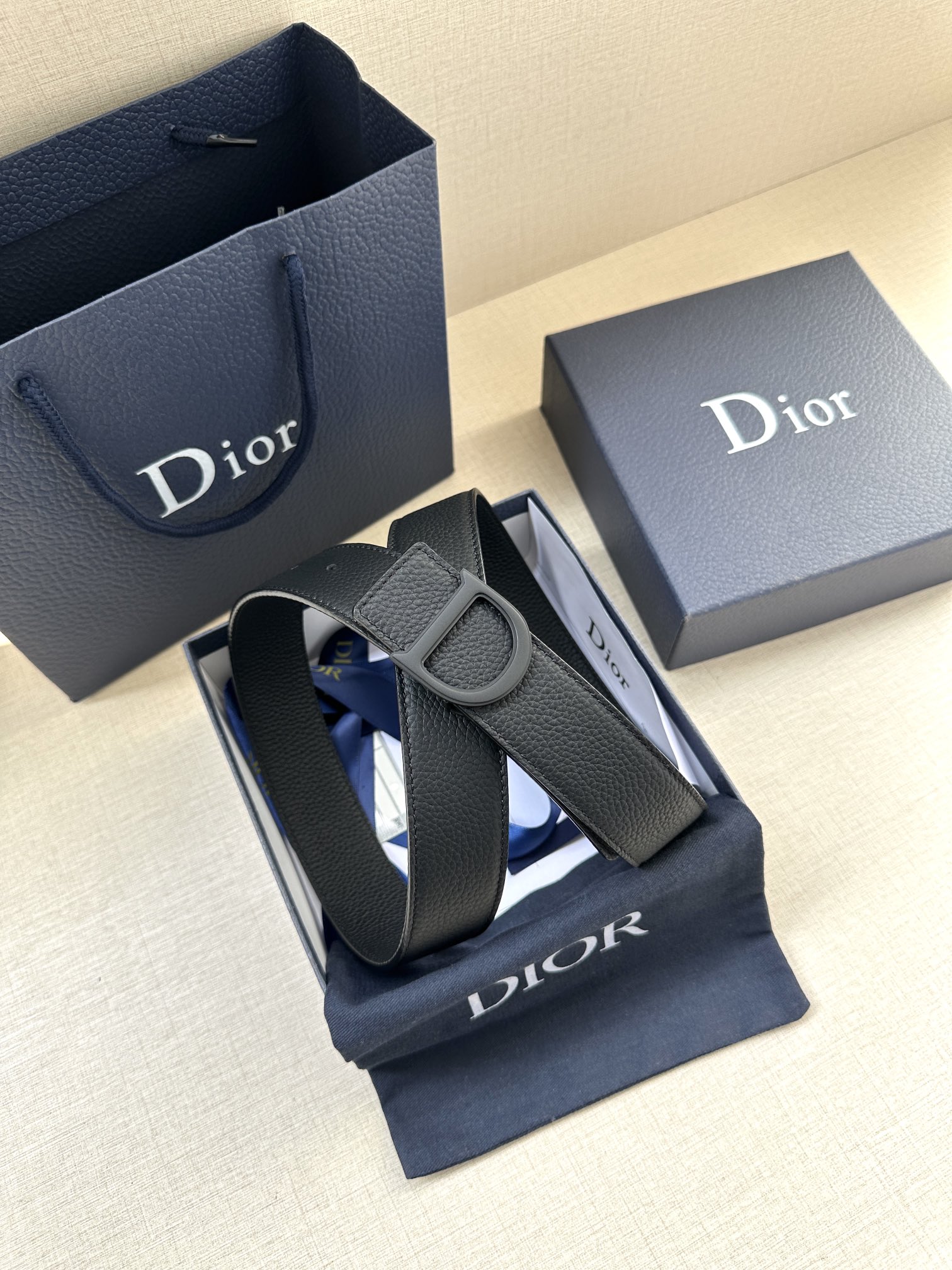 Dior 高仿男士壓紋皮帶 D標黑扣 素雅質感百搭| 8 Dior 高仿男士壓紋皮帶 D標黑扣 素雅質感百搭