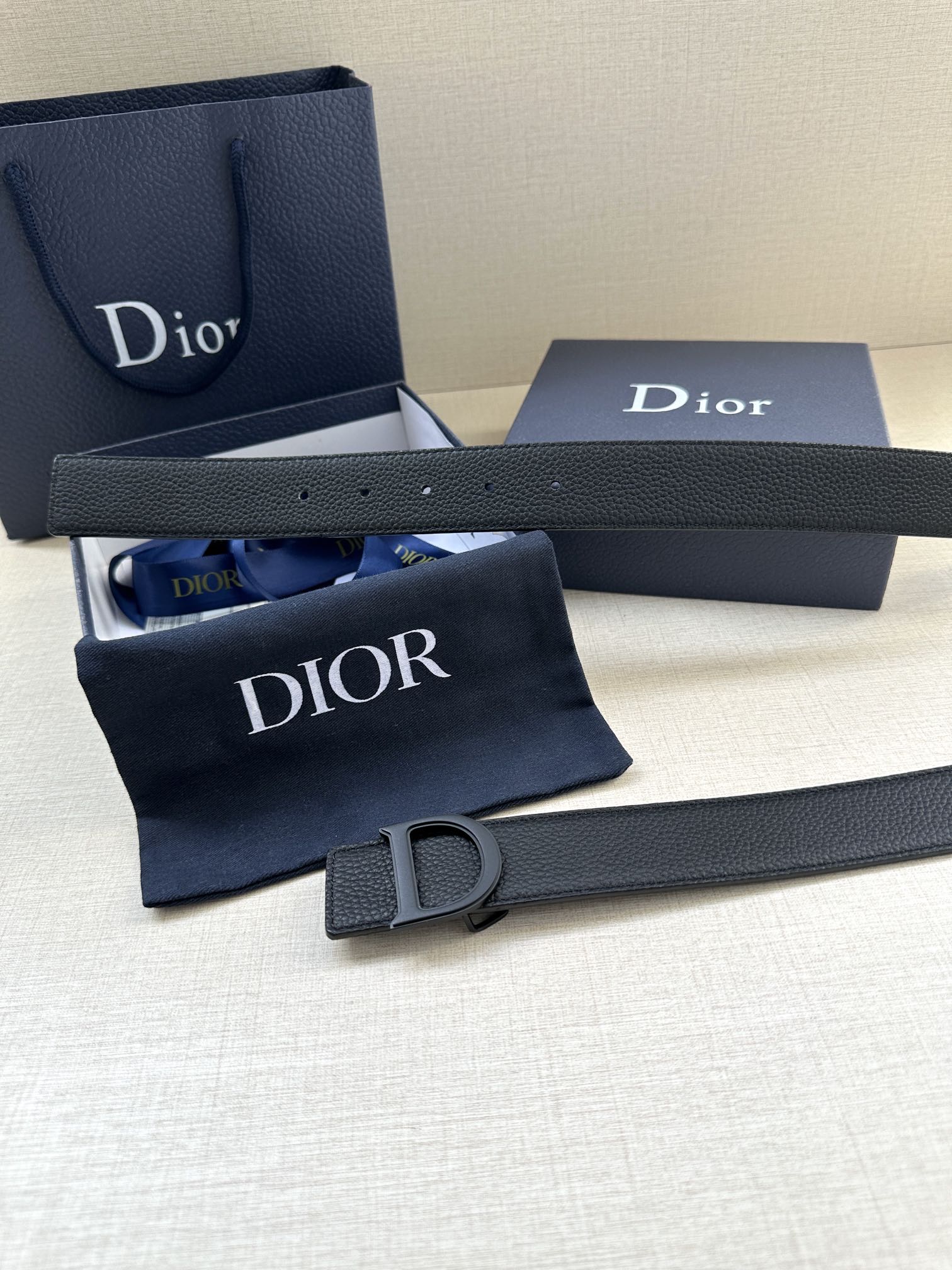 Dior 高仿男士壓紋皮帶 D標黑扣 素雅質感百搭| 7 Dior 高仿男士壓紋皮帶 D標黑扣 素雅質感百搭