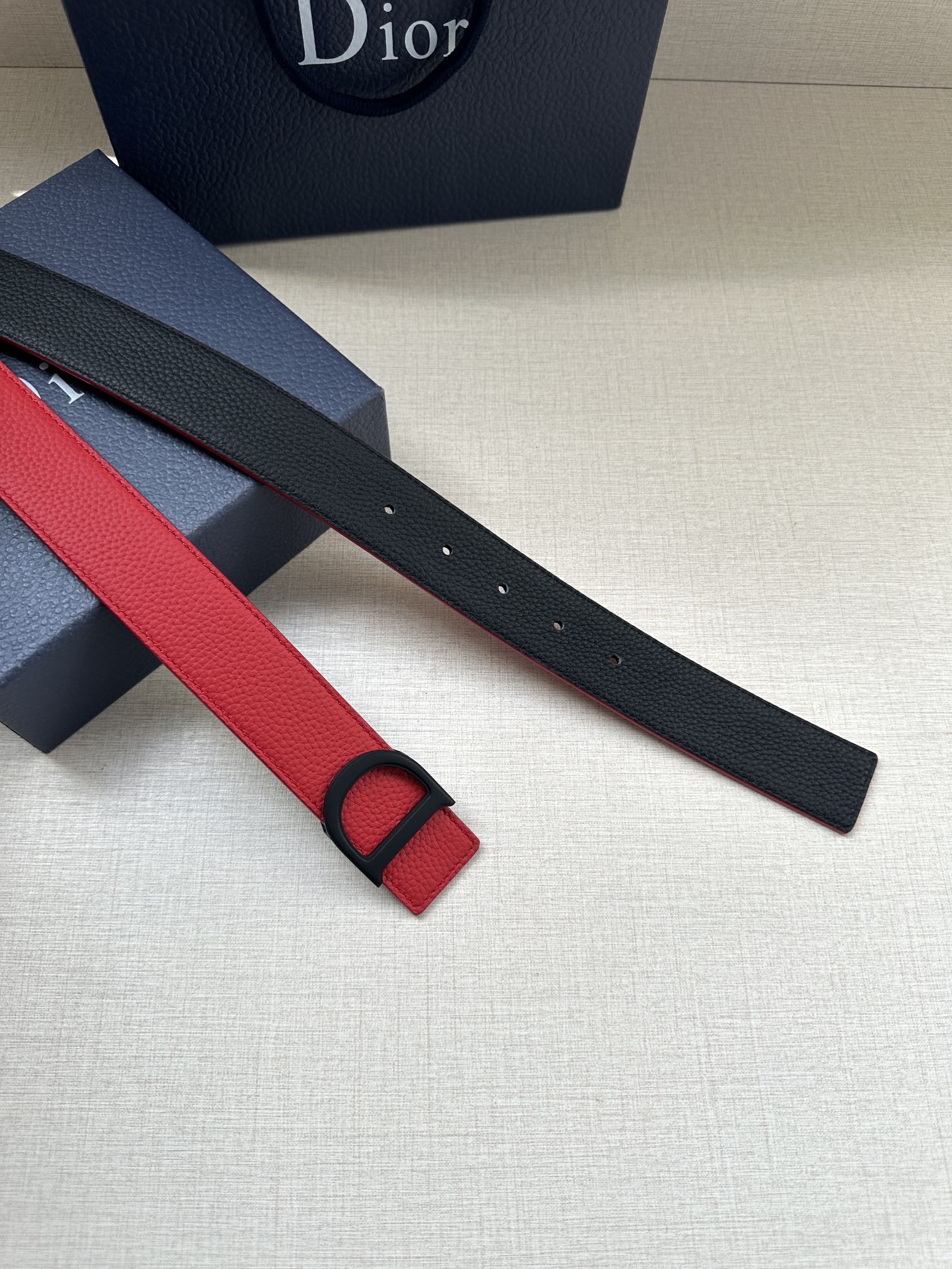 Dior 一比一男士紅色皮帶 D標黑釦點綴 韓系街頭風| 9 Dior 一比一男士紅色皮帶 D標黑釦點綴 韓系街頭風