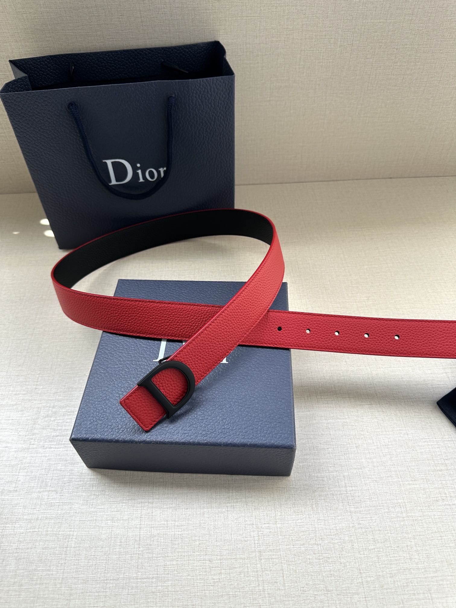 Dior 一比一男士紅色皮帶 D標黑釦點綴 韓系街頭風| 8 Dior 一比一男士紅色皮帶 D標黑釦點綴 韓系街頭風