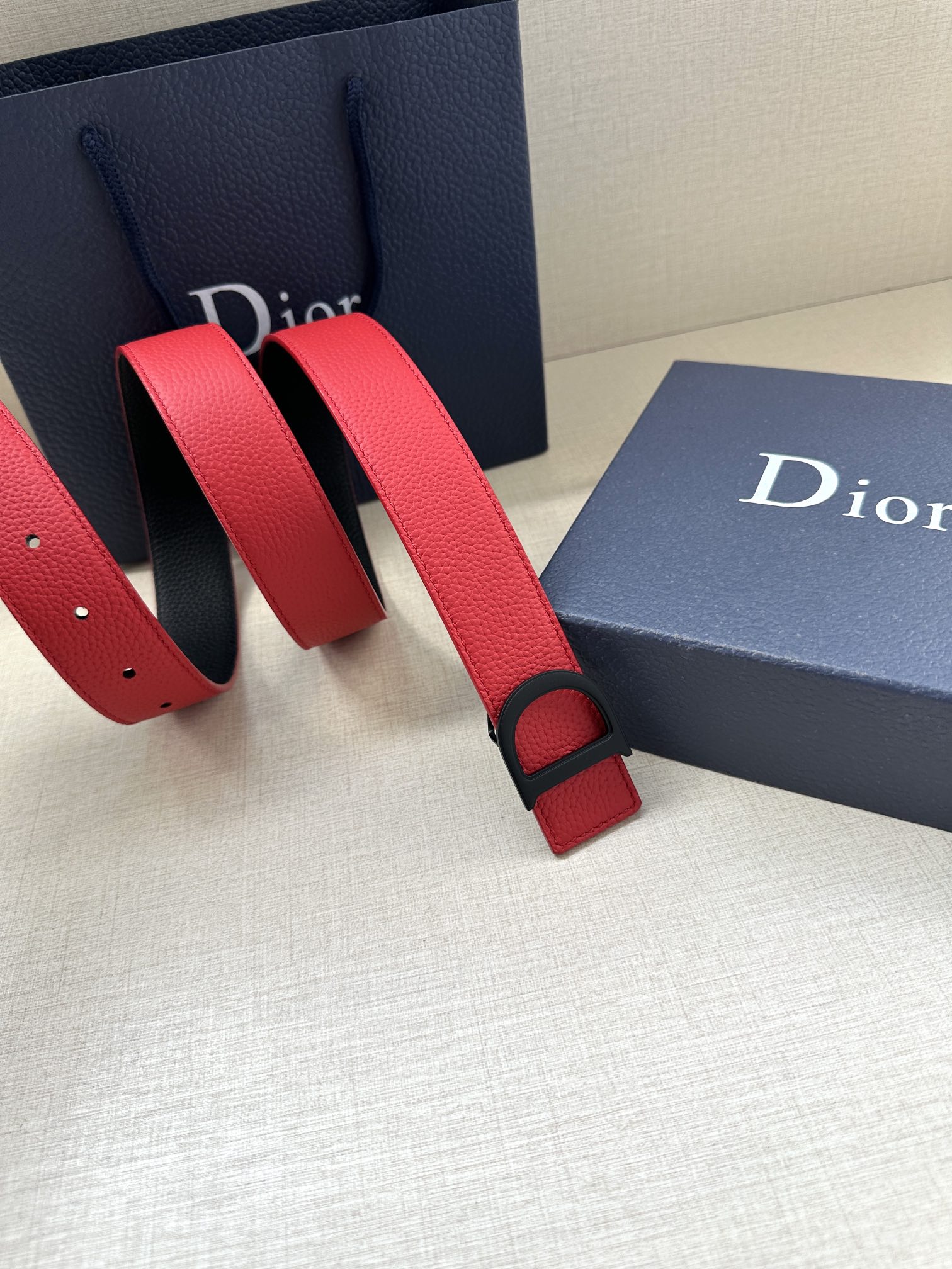 Dior 一比一男士紅色皮帶 D標黑釦點綴 韓系街頭風| 7 Dior 一比一男士紅色皮帶 D標黑釦點綴 韓系街頭風