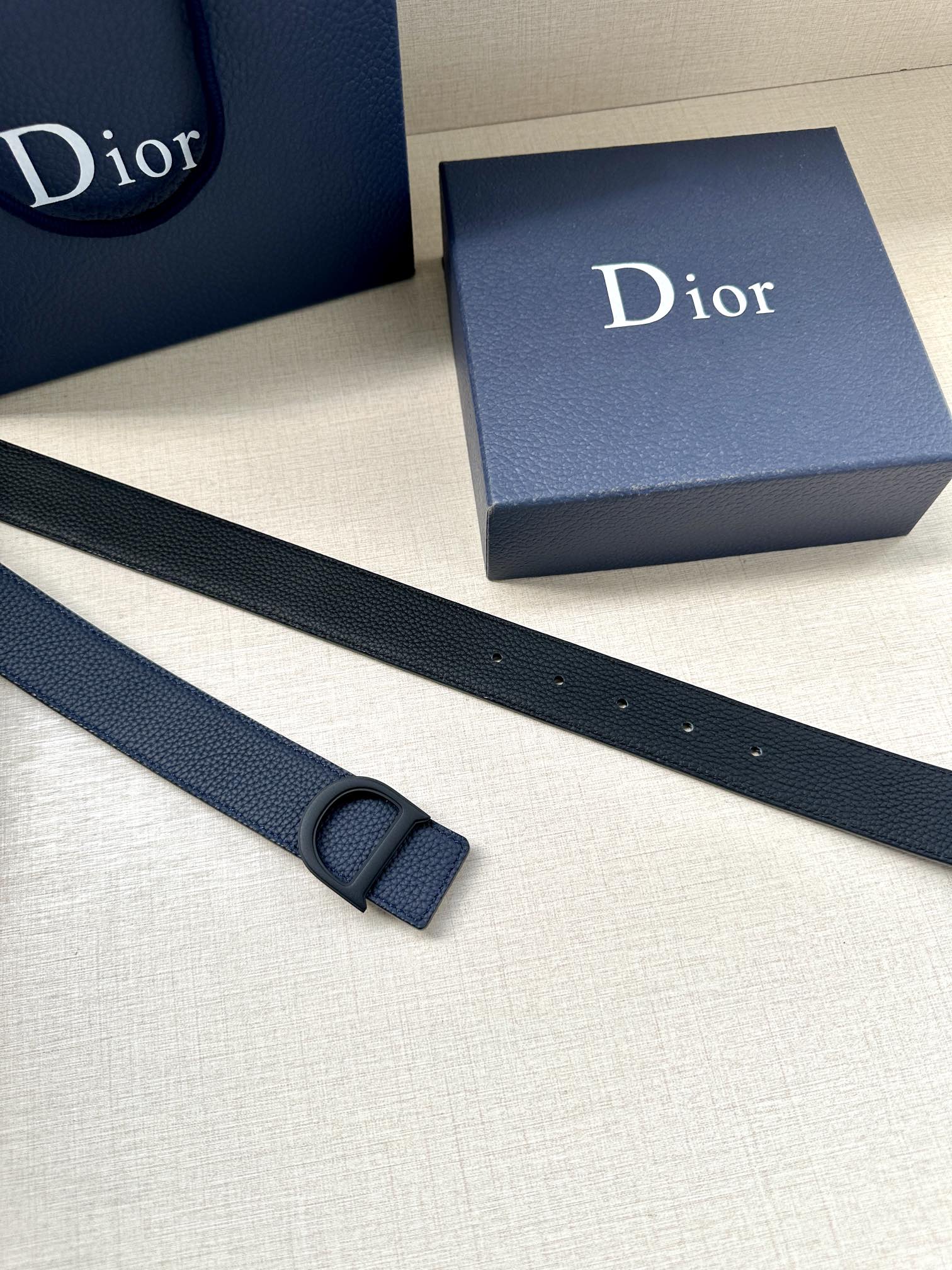 Dior A貨男士藍色皮帶 霧黑D字簡約風格 都會感款式| 9 Dior A貨男士藍色皮帶 霧黑D字簡約風格 都會感款式