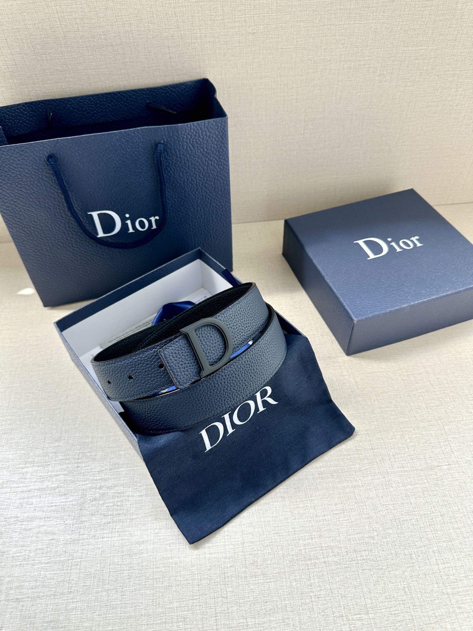 Dior A貨男士藍色皮帶 霧黑D字簡約風格 都會感款式| 7 Dior A貨男士藍色皮帶 霧黑D字簡約風格 都會感款式
