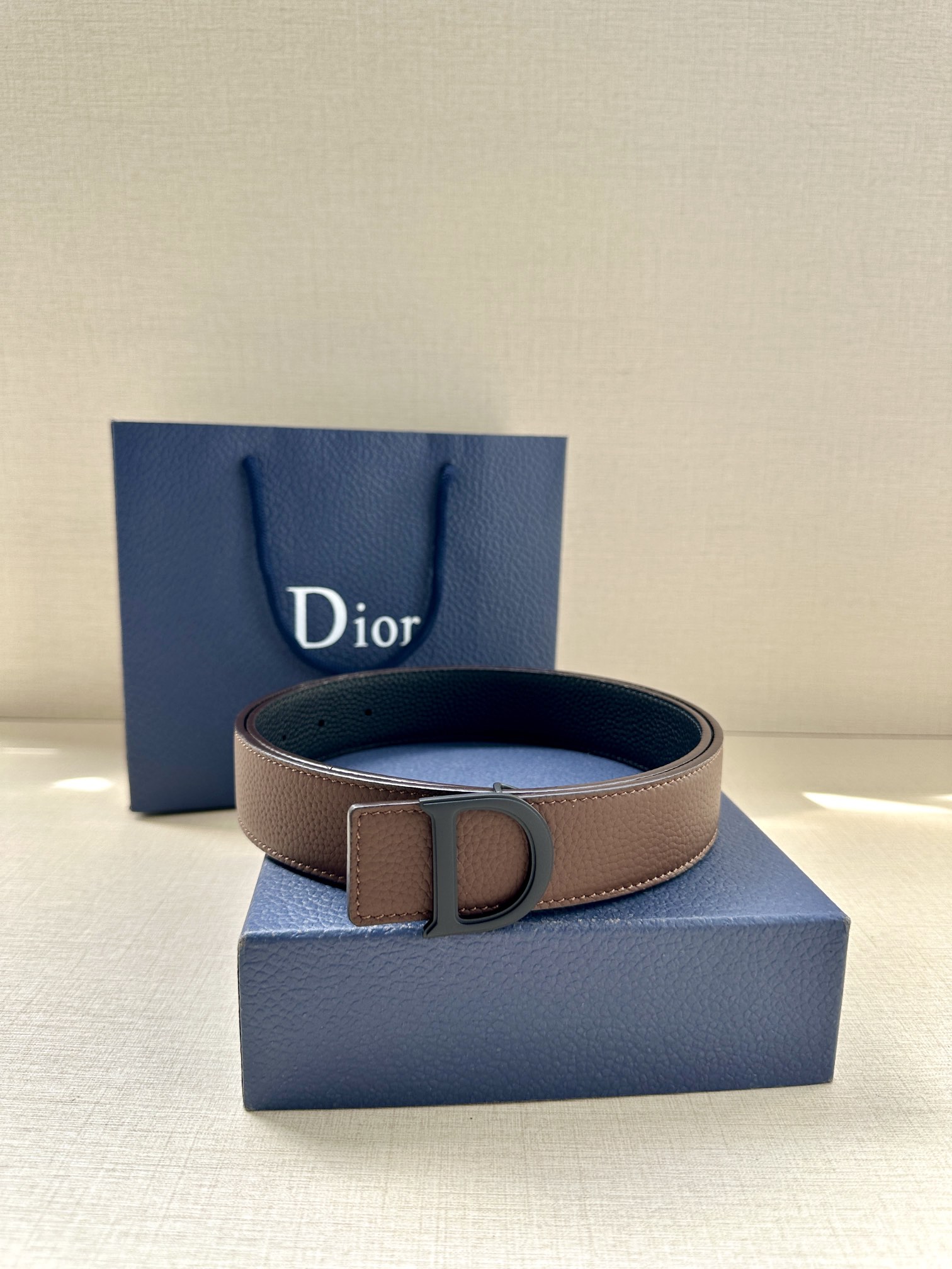 Dior 原單男士皮帶 D字釦百搭款 深棕色荔枝皮 簡約有型| 9 Dior 原單男士皮帶 D字釦百搭款 深棕色荔枝皮 簡約有型