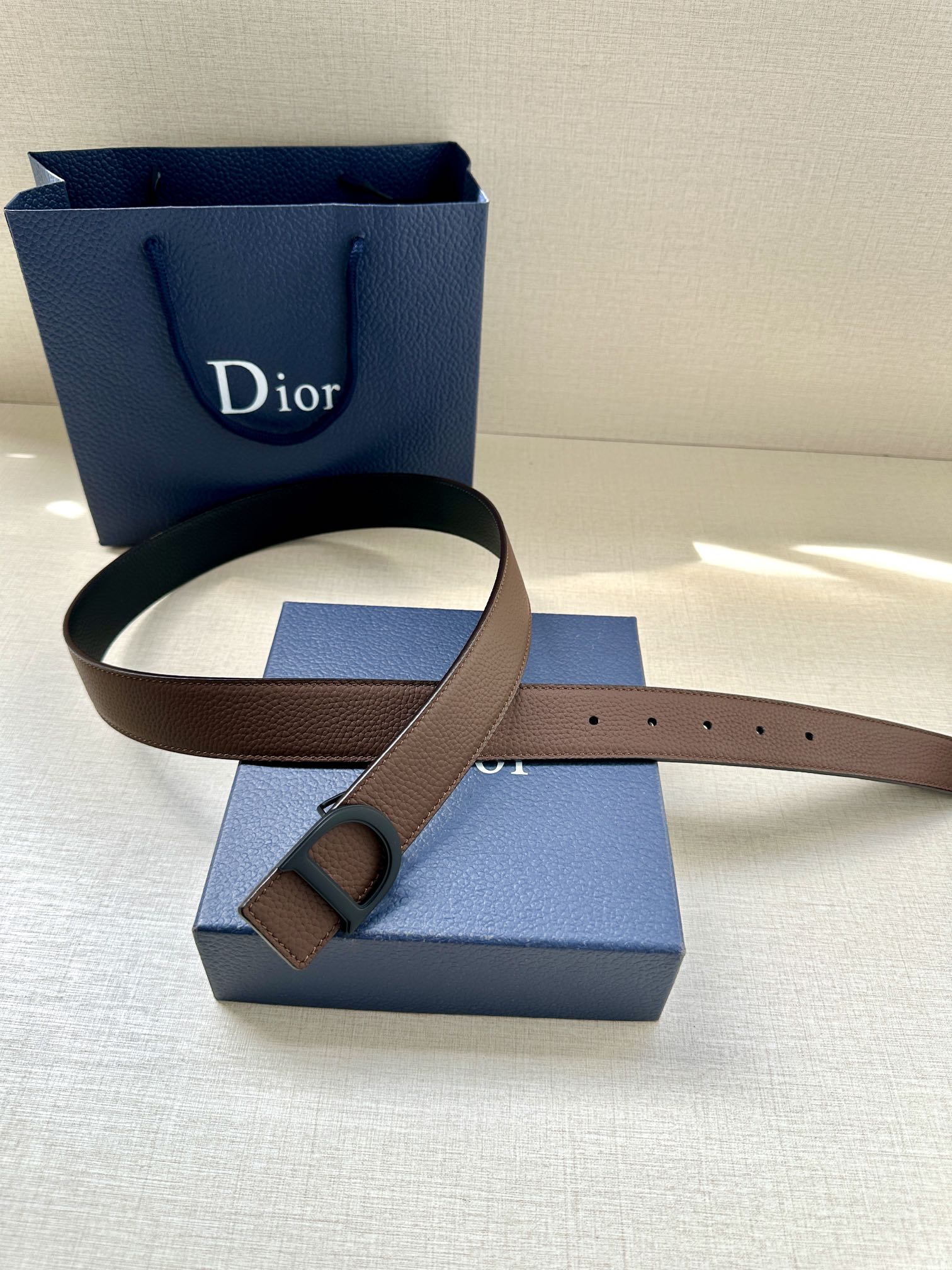 Dior 原單男士皮帶 D字釦百搭款 深棕色荔枝皮 簡約有型| 8 Dior 原單男士皮帶 D字釦百搭款 深棕色荔枝皮 簡約有型