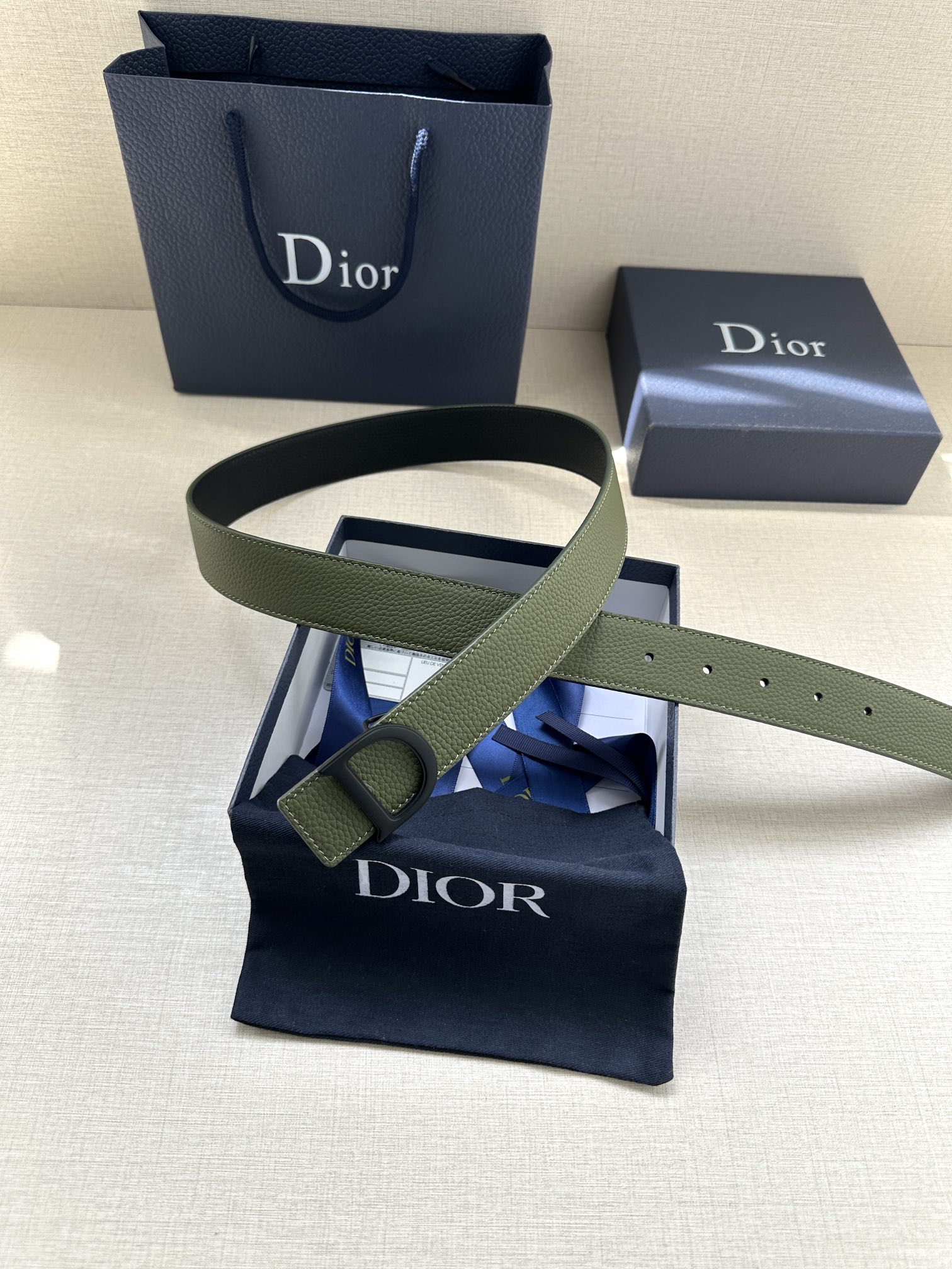 Dior 高仿男士皮帶 軍綠色荔枝皮 霧黑D釦潮流設計| 10 Dior 高仿男士皮帶 軍綠色荔枝皮 霧黑D釦潮流設計
