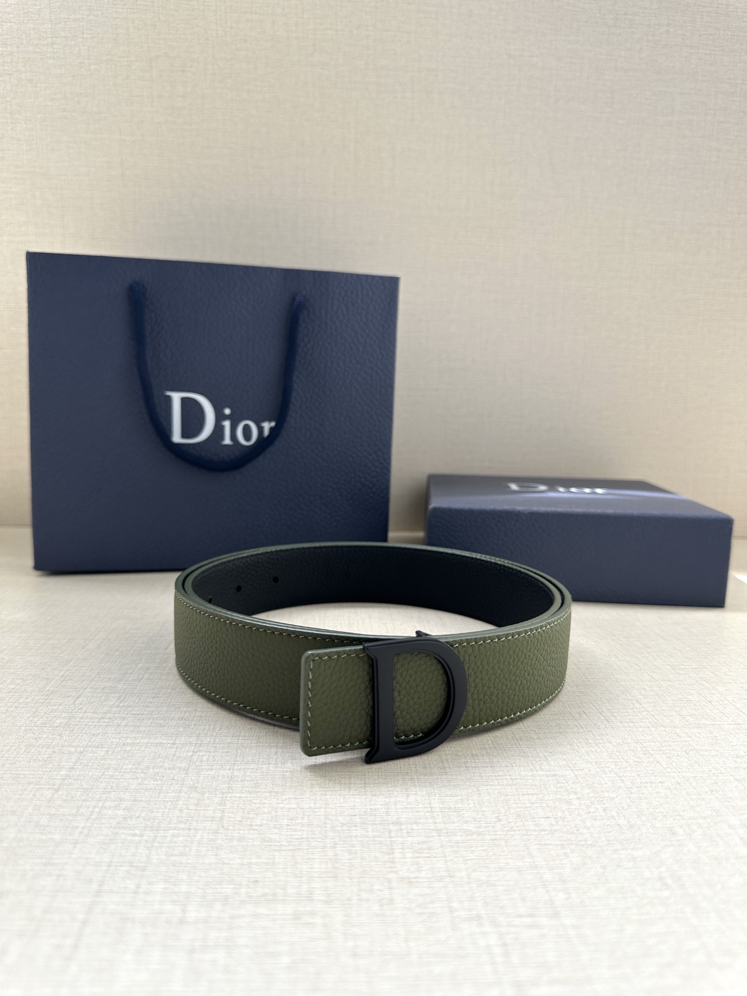 Dior 高仿男士皮帶 軍綠色荔枝皮 霧黑D釦潮流設計| 9 Dior 高仿男士皮帶 軍綠色荔枝皮 霧黑D釦潮流設計